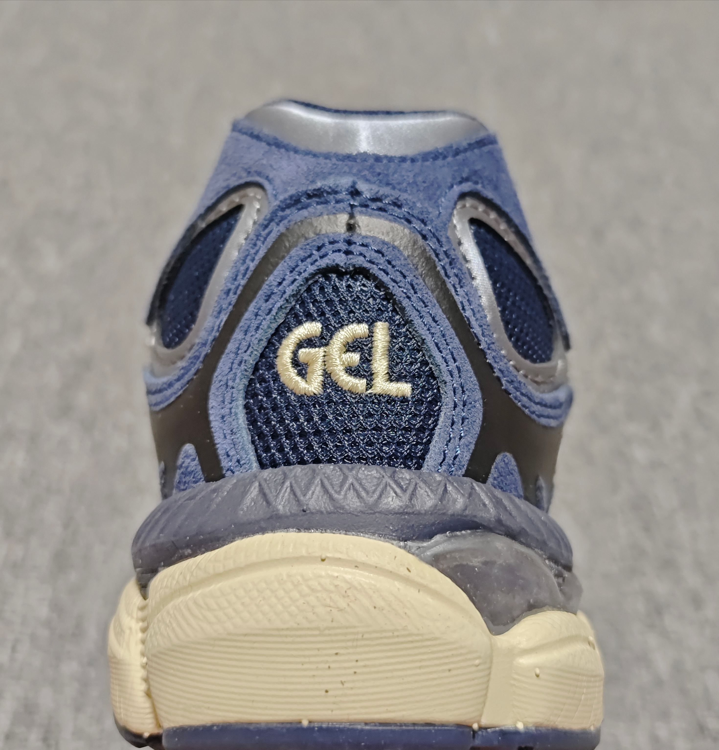   Asics 亚瑟士 GEL-NYC 低帮运动休闲跑步鞋 1203A383-401 外贸平台专供 大厂