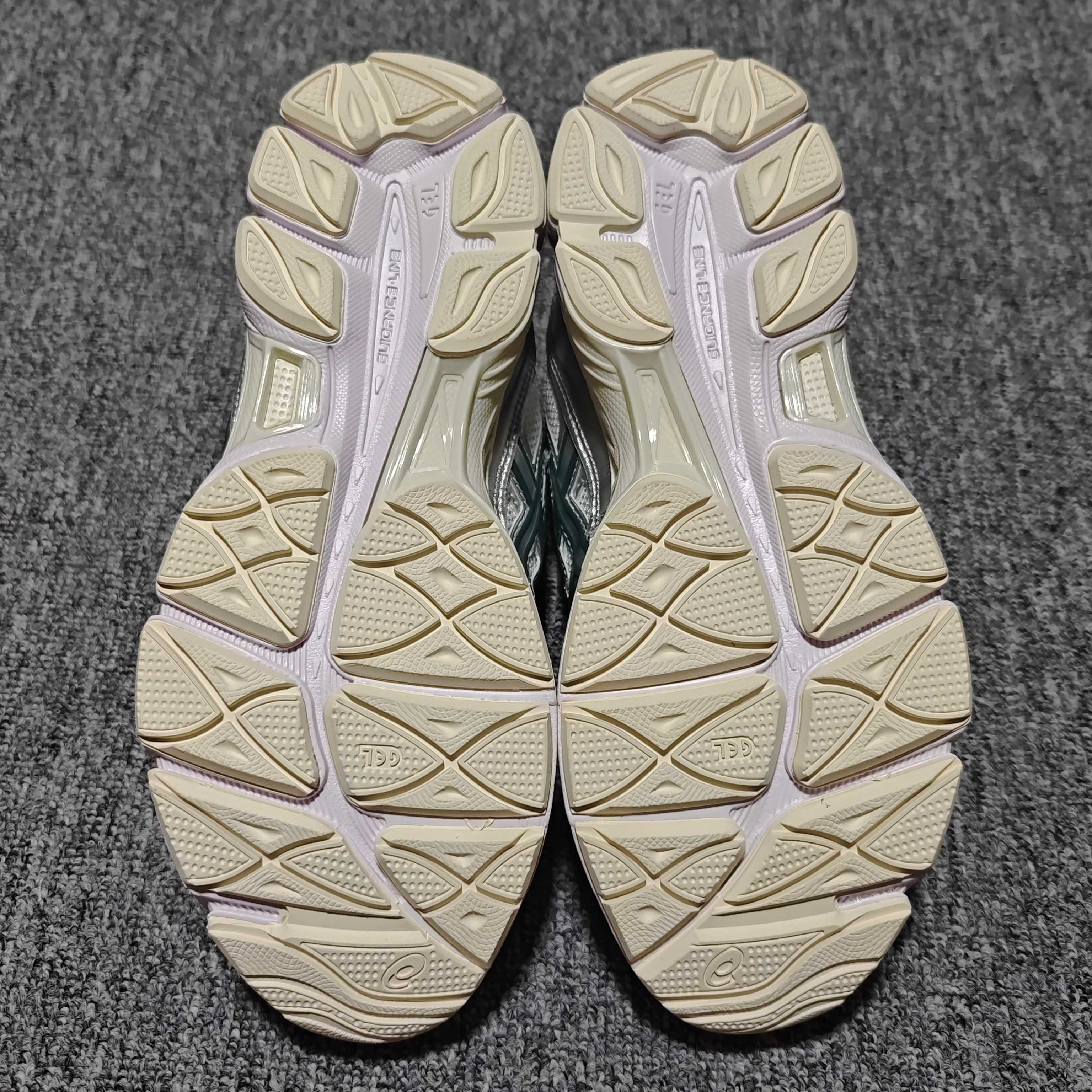   Asics 亚瑟士 GEL-NYC 低帮运动休闲跑步鞋 1201A971-200 外贸平台专供 大厂