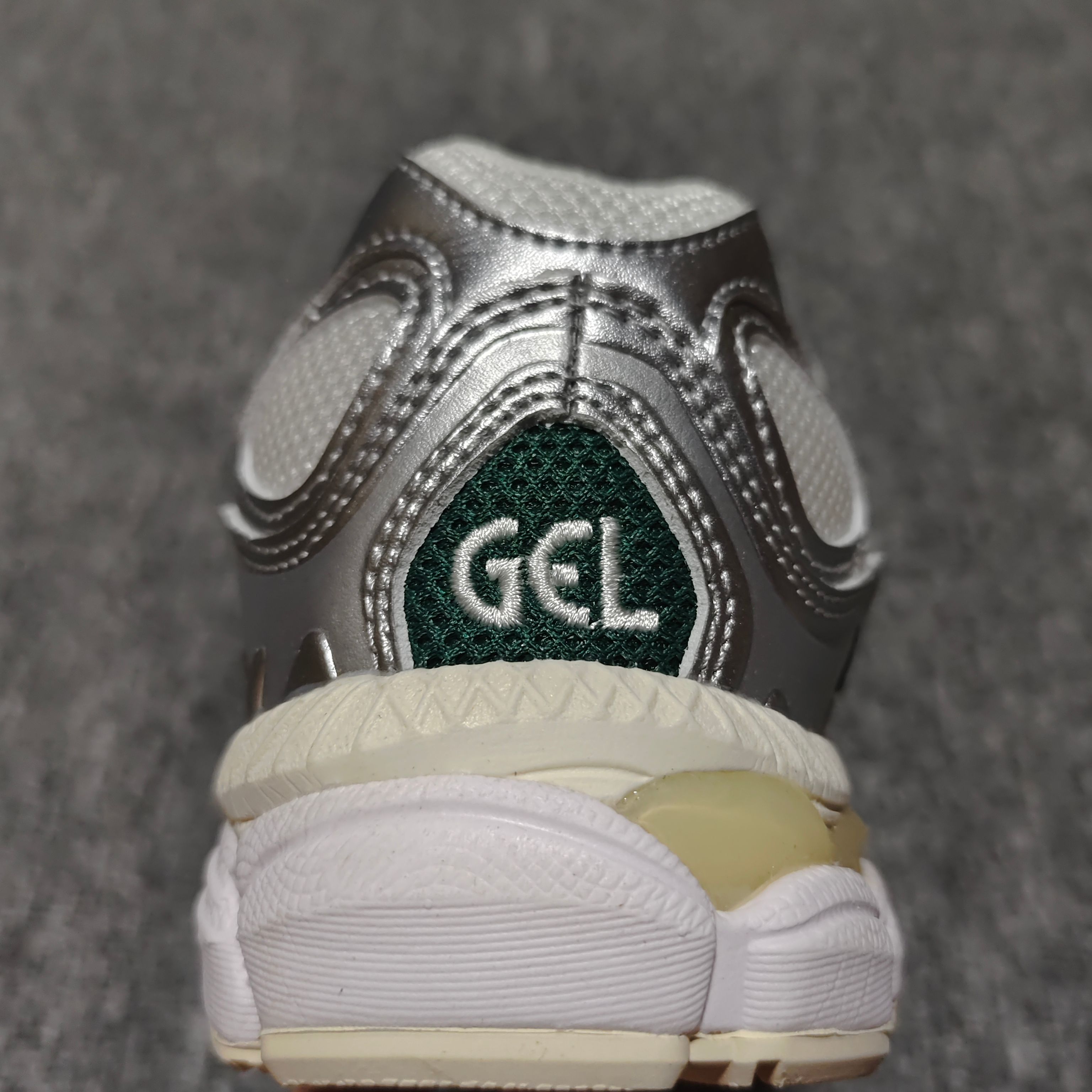   Asics 亚瑟士 GEL-NYC 低帮运动休闲跑步鞋 1201A971-200 外贸平台专供 大厂
