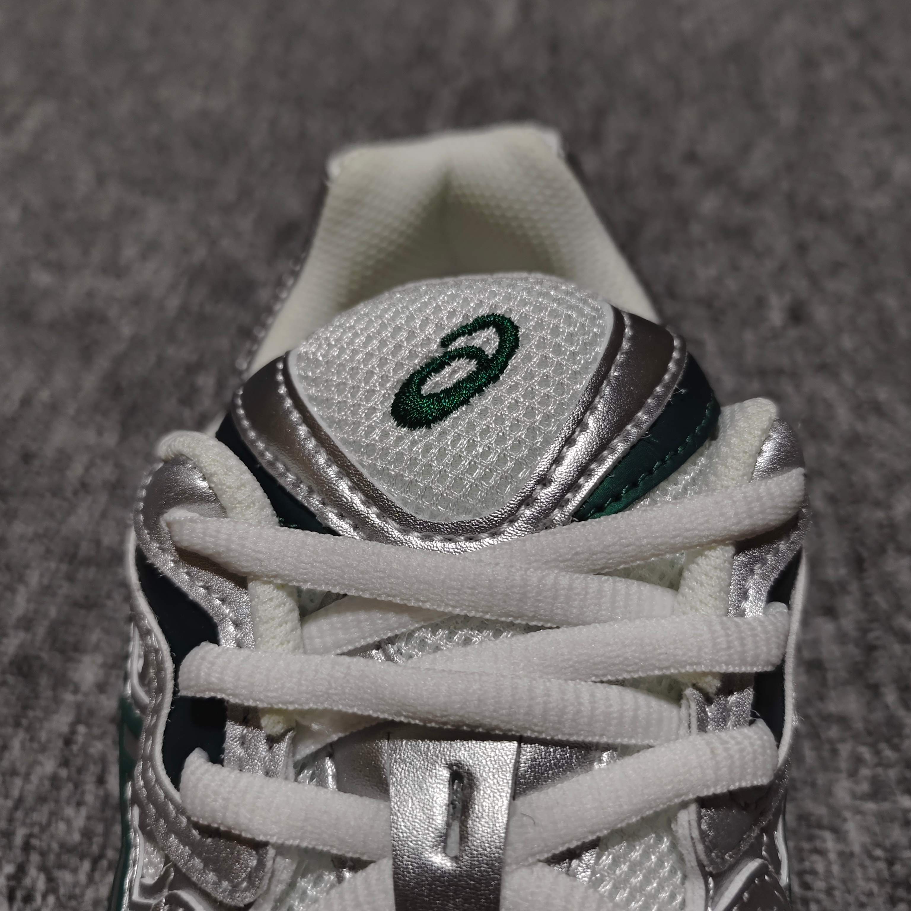   Asics 亚瑟士 GEL-NYC 低帮运动休闲跑步鞋 1201A971-200 外贸平台专供 大厂