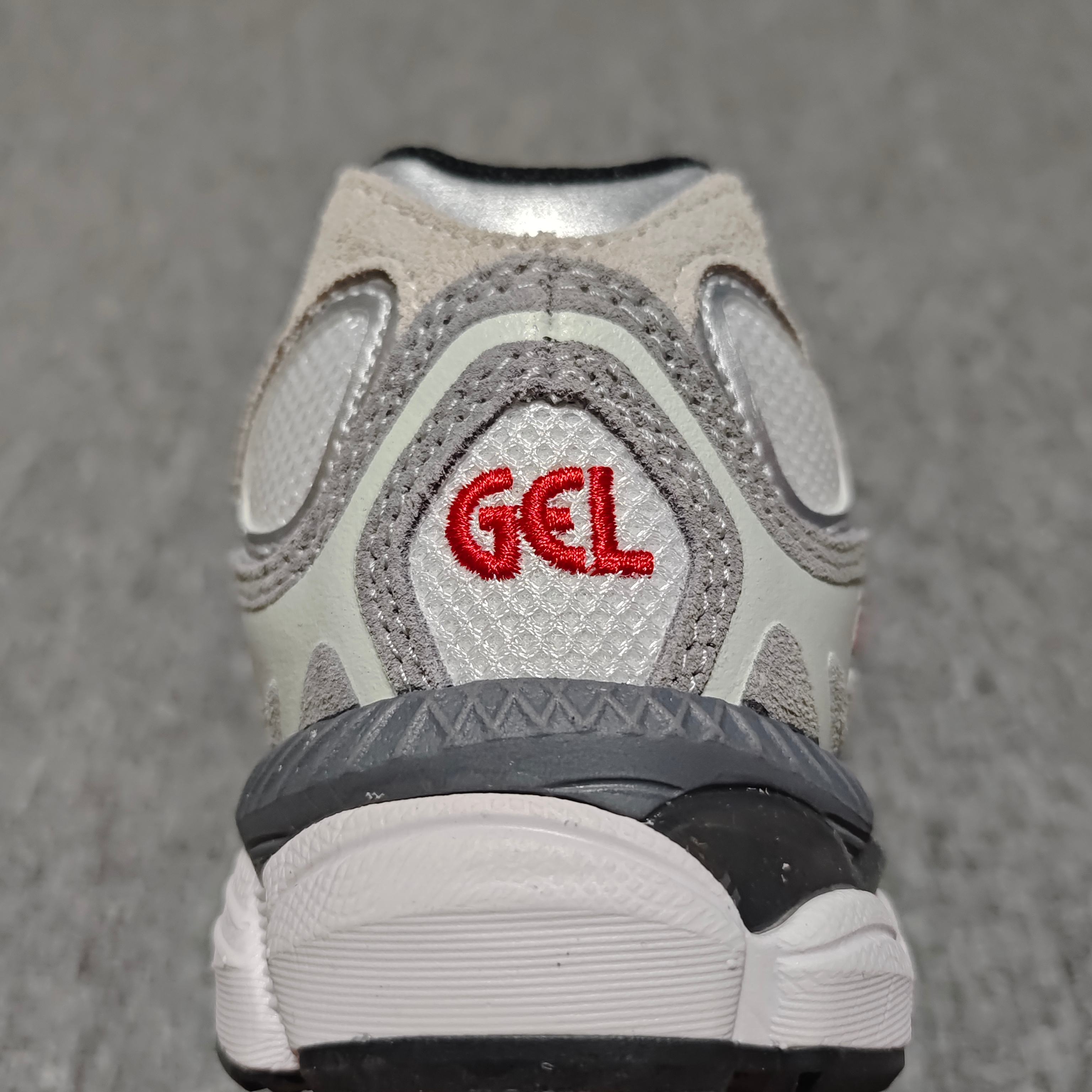   Asics 亚瑟士 GEL-NYC 低帮运动休闲跑步鞋 1201A789-102 外贸平台专供 大厂