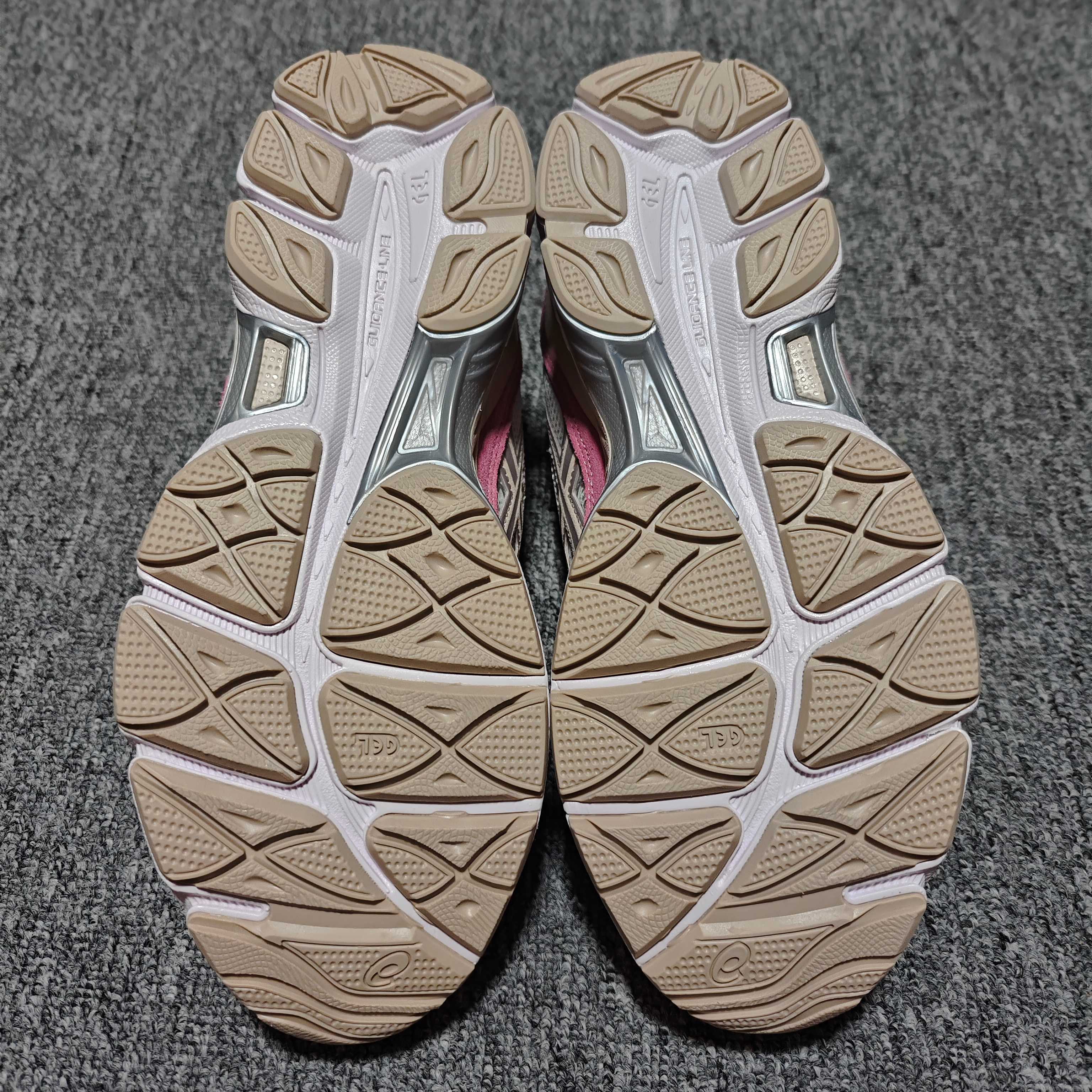   Asics 亚瑟士 GEL-NYC 低帮运动休闲跑步鞋 1203A383-104 外贸平台专供 大厂