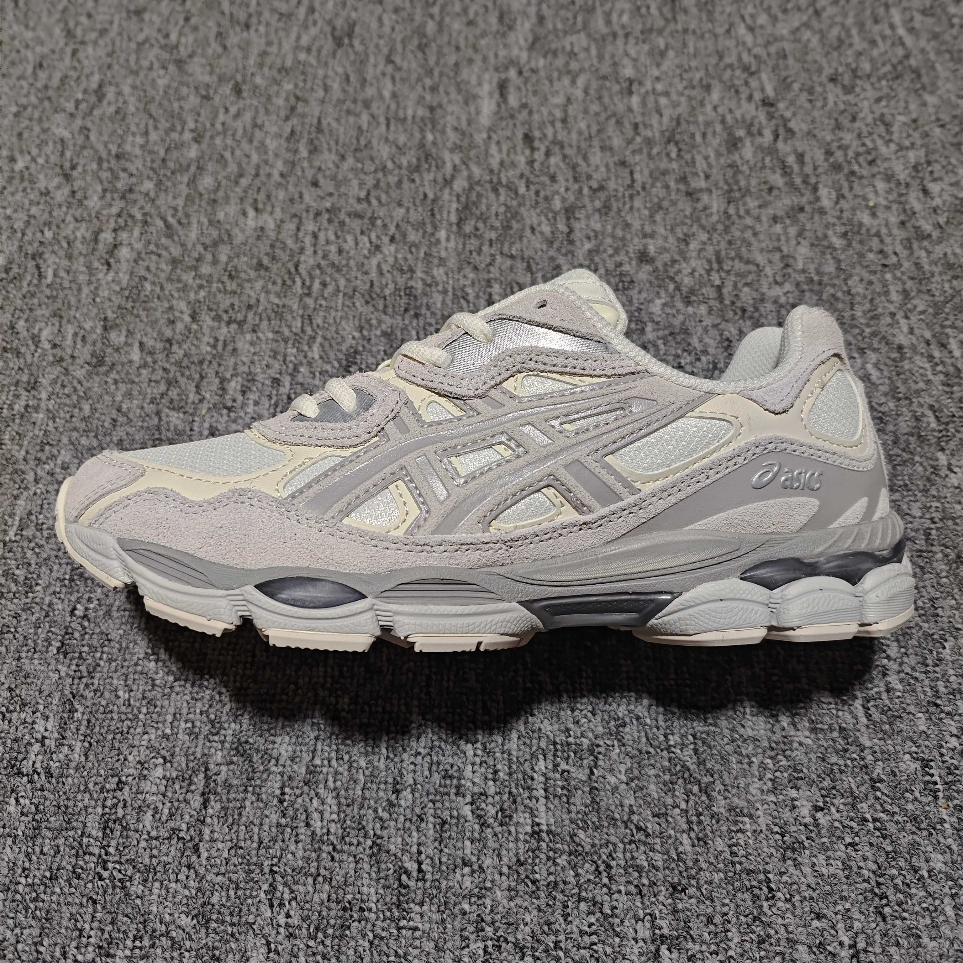   Asics 亚瑟士 GEL-NYC 低帮运动休闲跑步鞋 1203A739-100 外贸平台专供 大厂