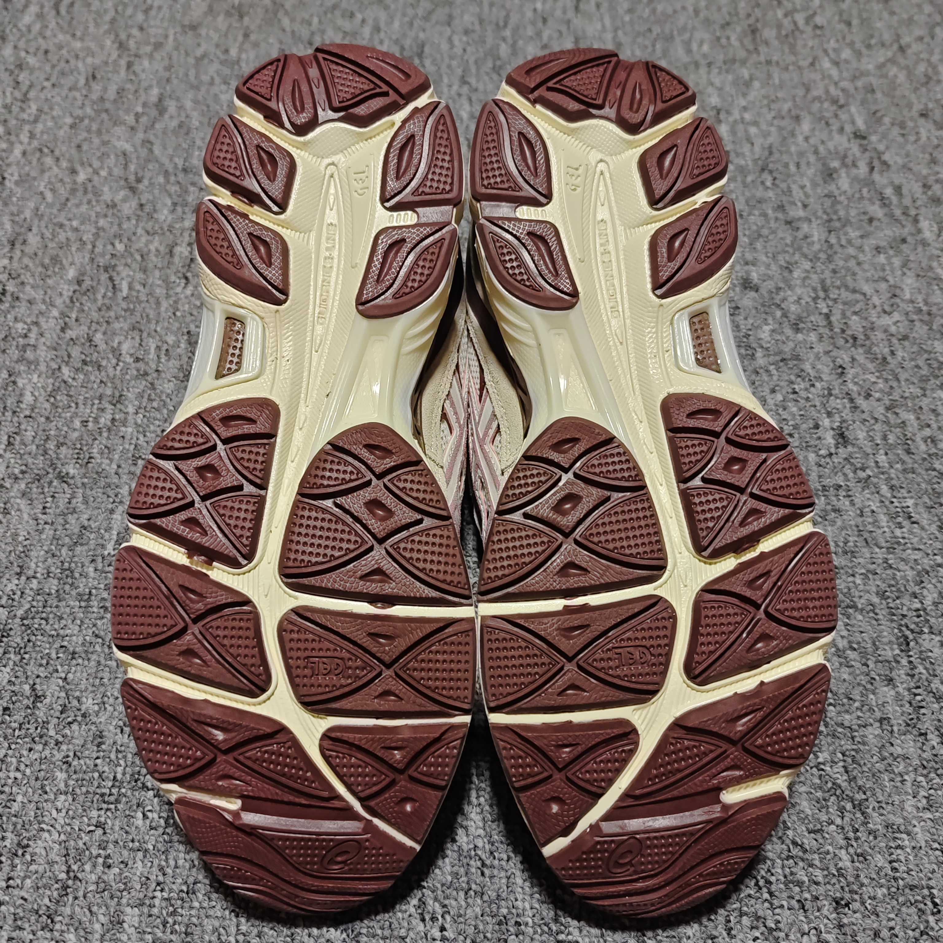   Asics 亚瑟士 GEL-NYC 低帮运动休闲跑步鞋 1203A788-100 外贸平台专供 大厂