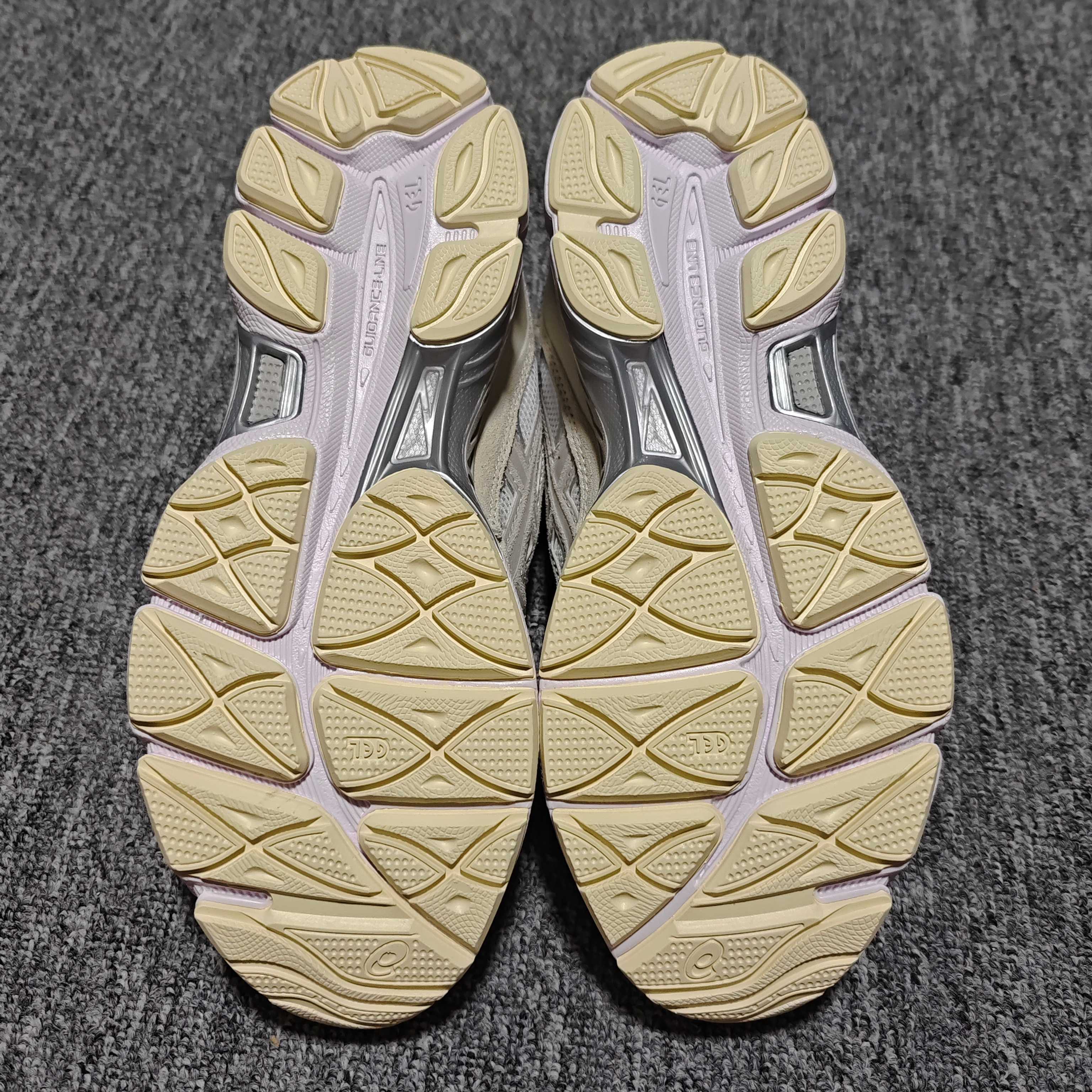   Asics 亚瑟士 GEL-NYC 低帮运动休闲跑步鞋 1201A 789-105 外贸平台专供 大