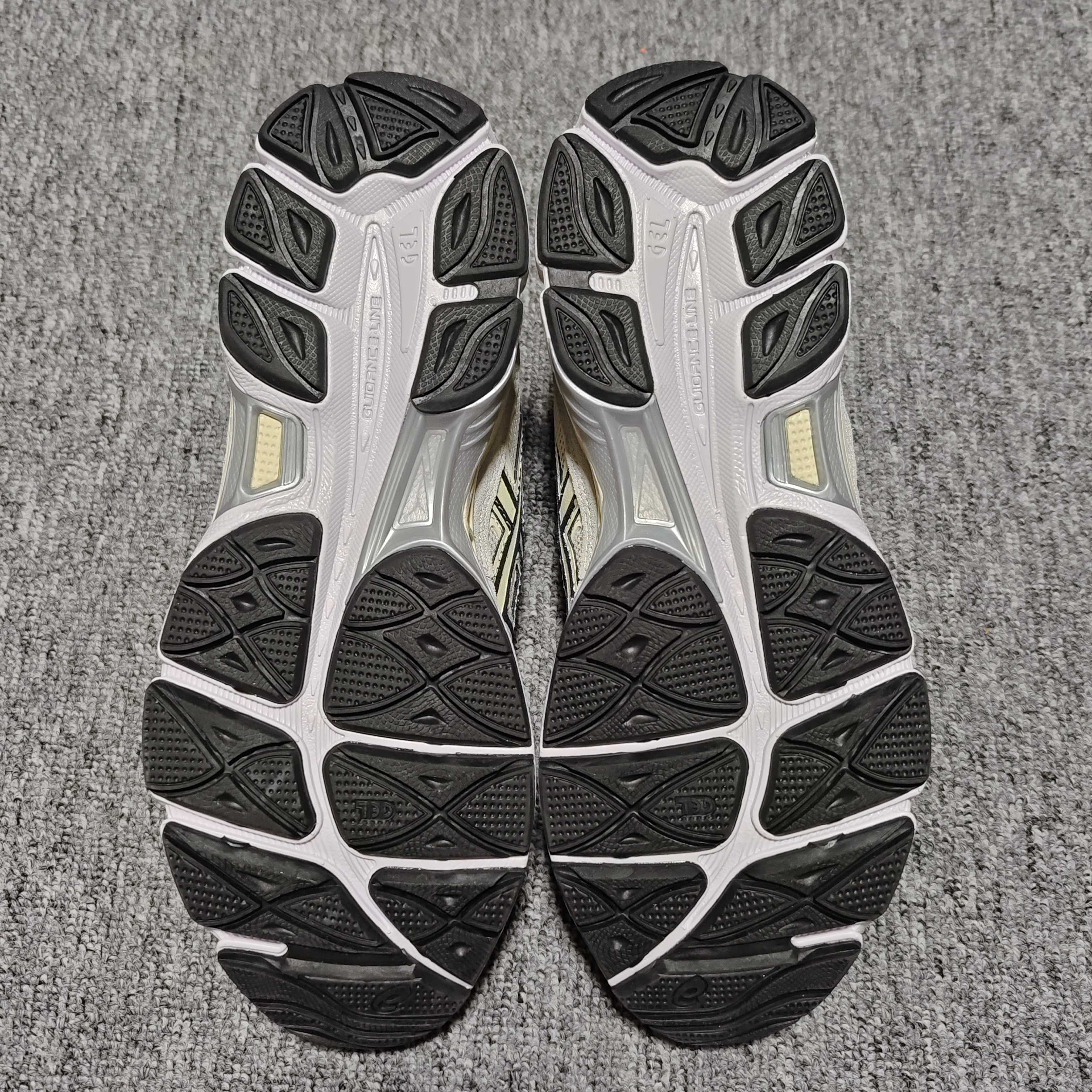   Asics 亚瑟士 GEL-NYC 低帮运动休闲跑步鞋 1203A788-101 外贸平台专供 大厂