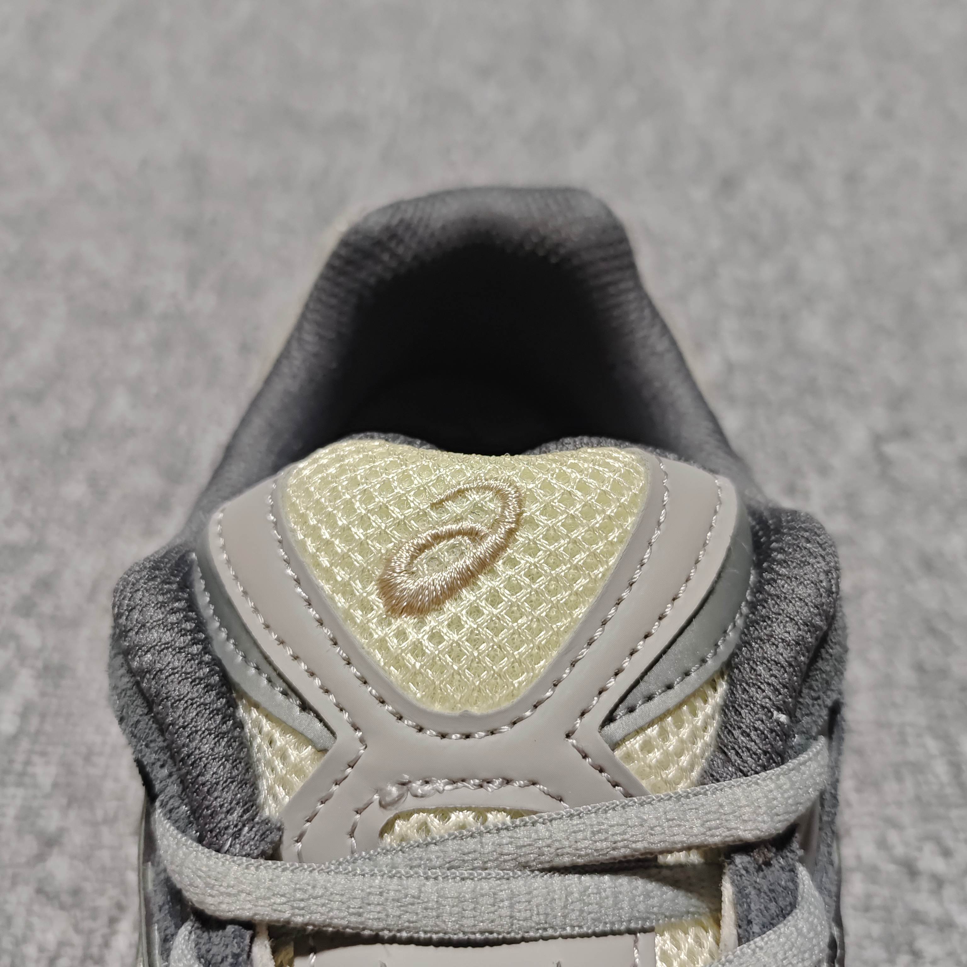   Asics 亚瑟士 GEL-NYC 低帮运动休闲跑步鞋 1201A789-250 外贸平台专供 大厂