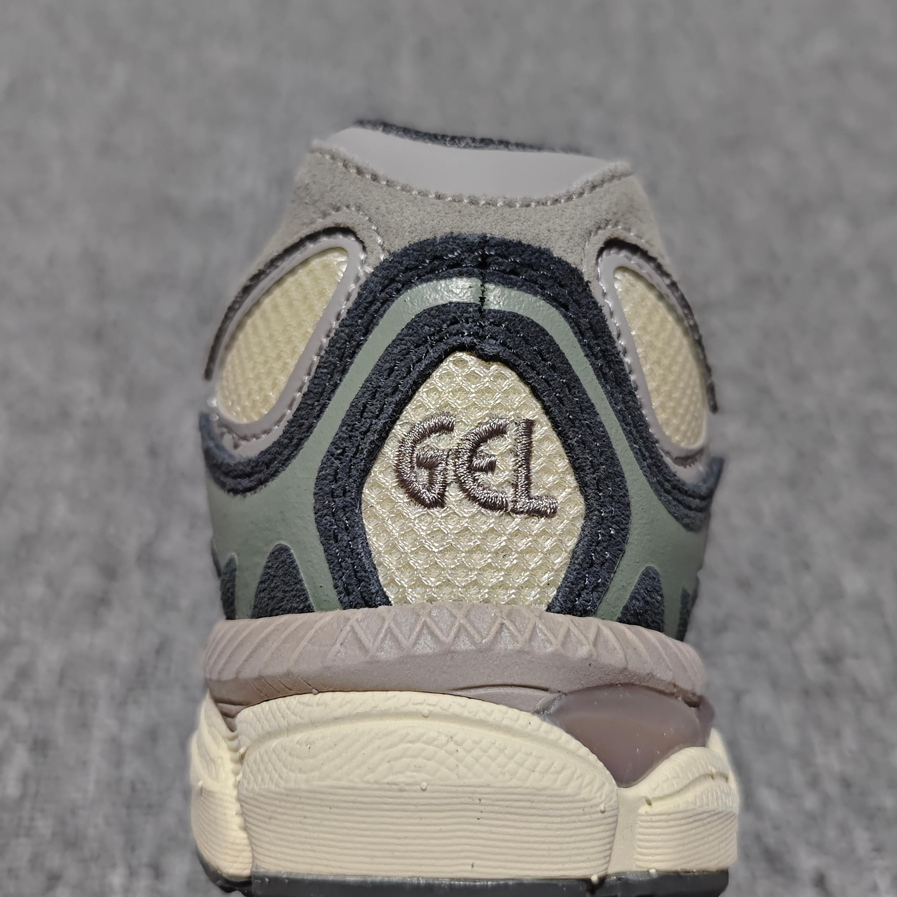   Asics 亚瑟士 GEL-NYC 低帮运动休闲跑步鞋 1201A789-250 外贸平台专供 大厂
