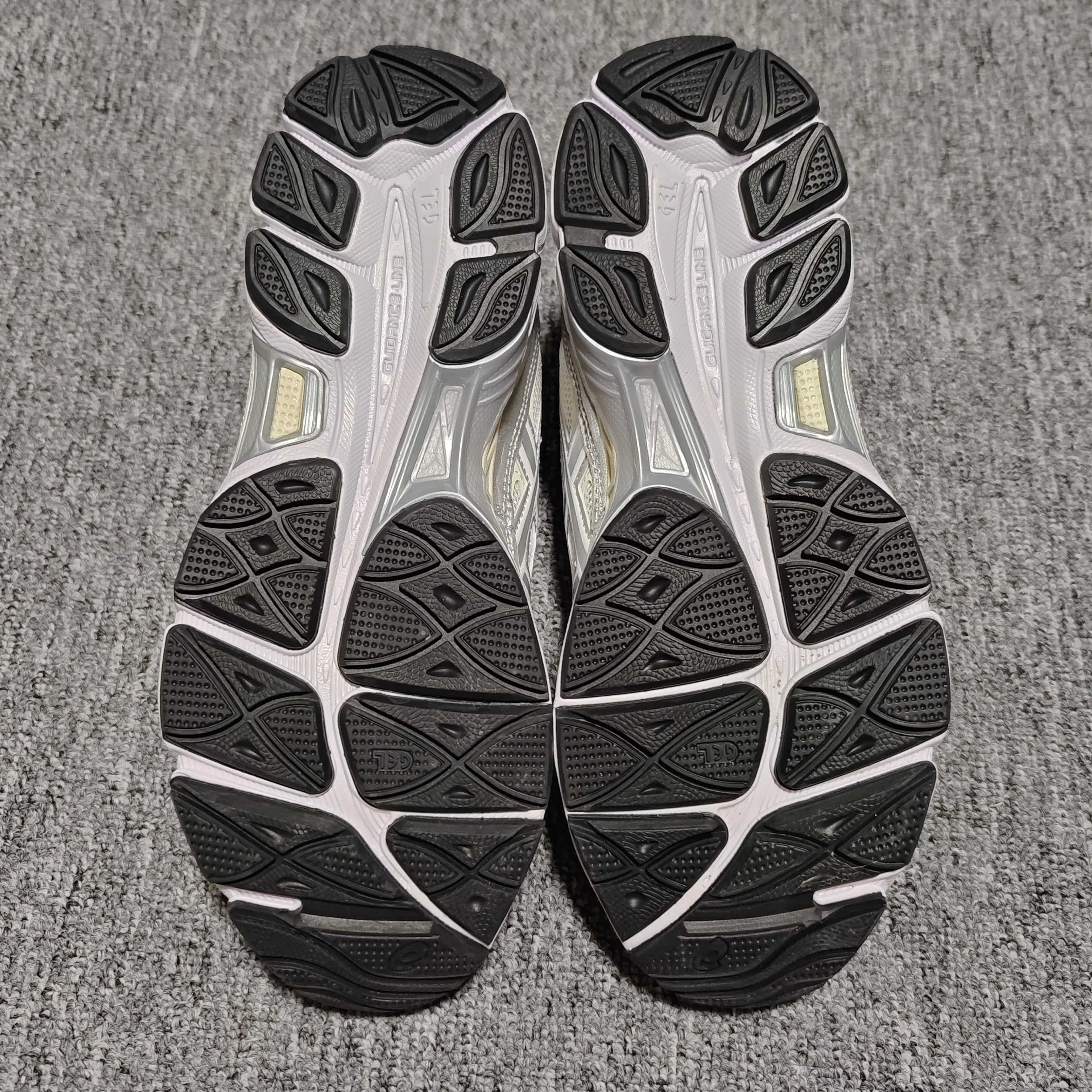  Asics 亚瑟士 GEL-NYC 低帮运动休闲跑步鞋 1203A805-101 外贸平台专供 大厂