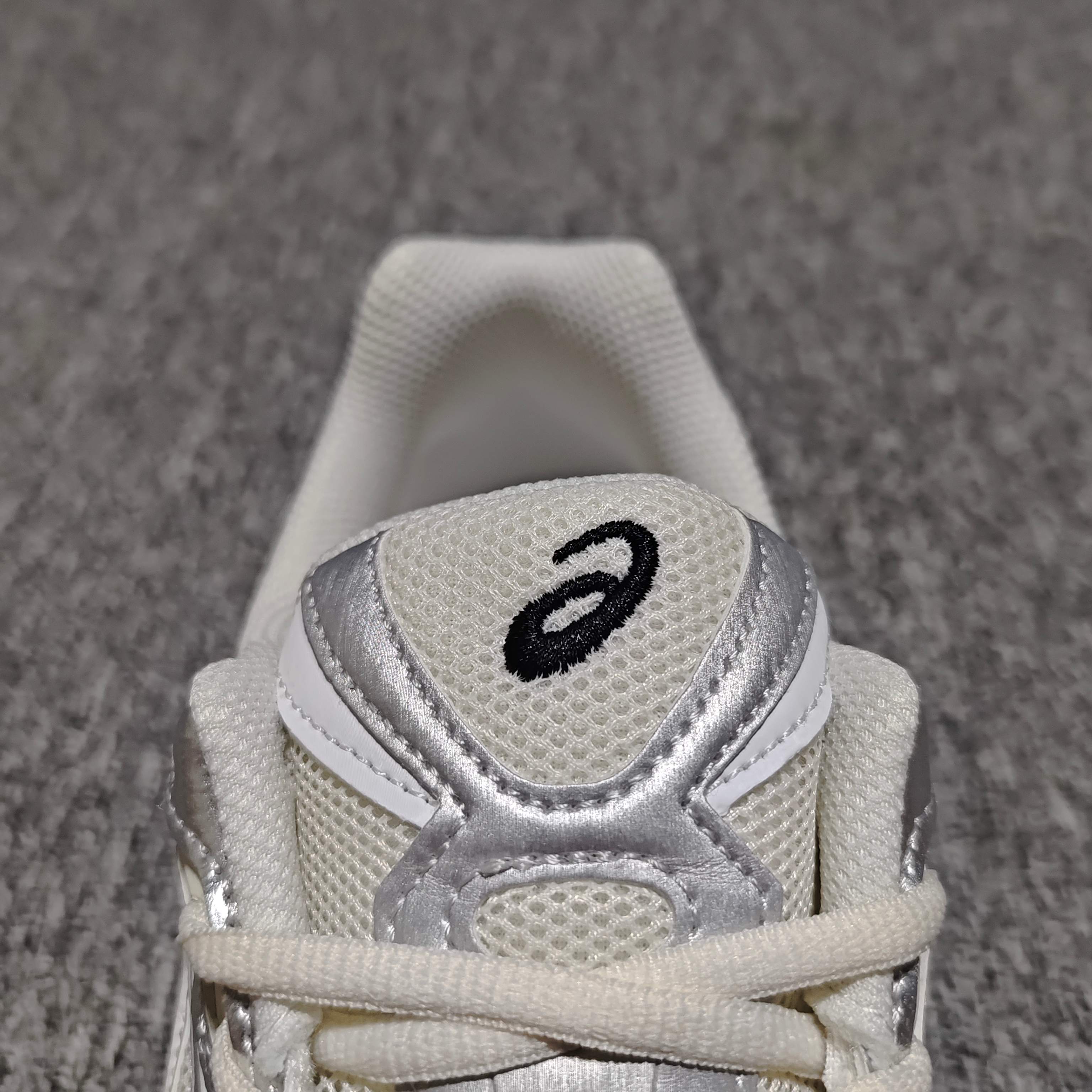   Asics 亚瑟士 GEL-NYC 低帮运动休闲跑步鞋 1203A805-101 外贸平台专供 大厂