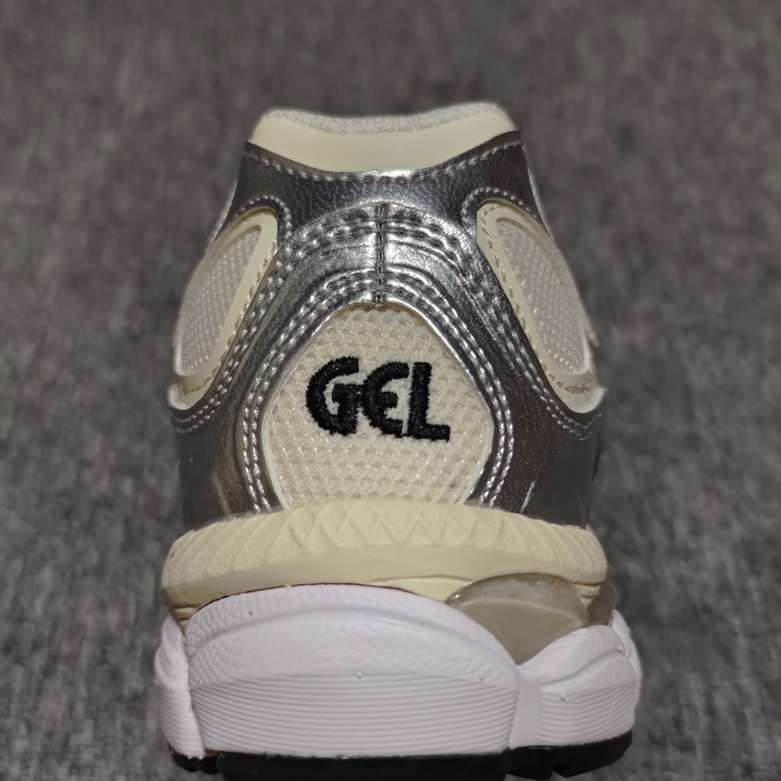   Asics 亚瑟士 GEL-NYC 低帮运动休闲跑步鞋 1203A805-101 外贸平台专供 大厂