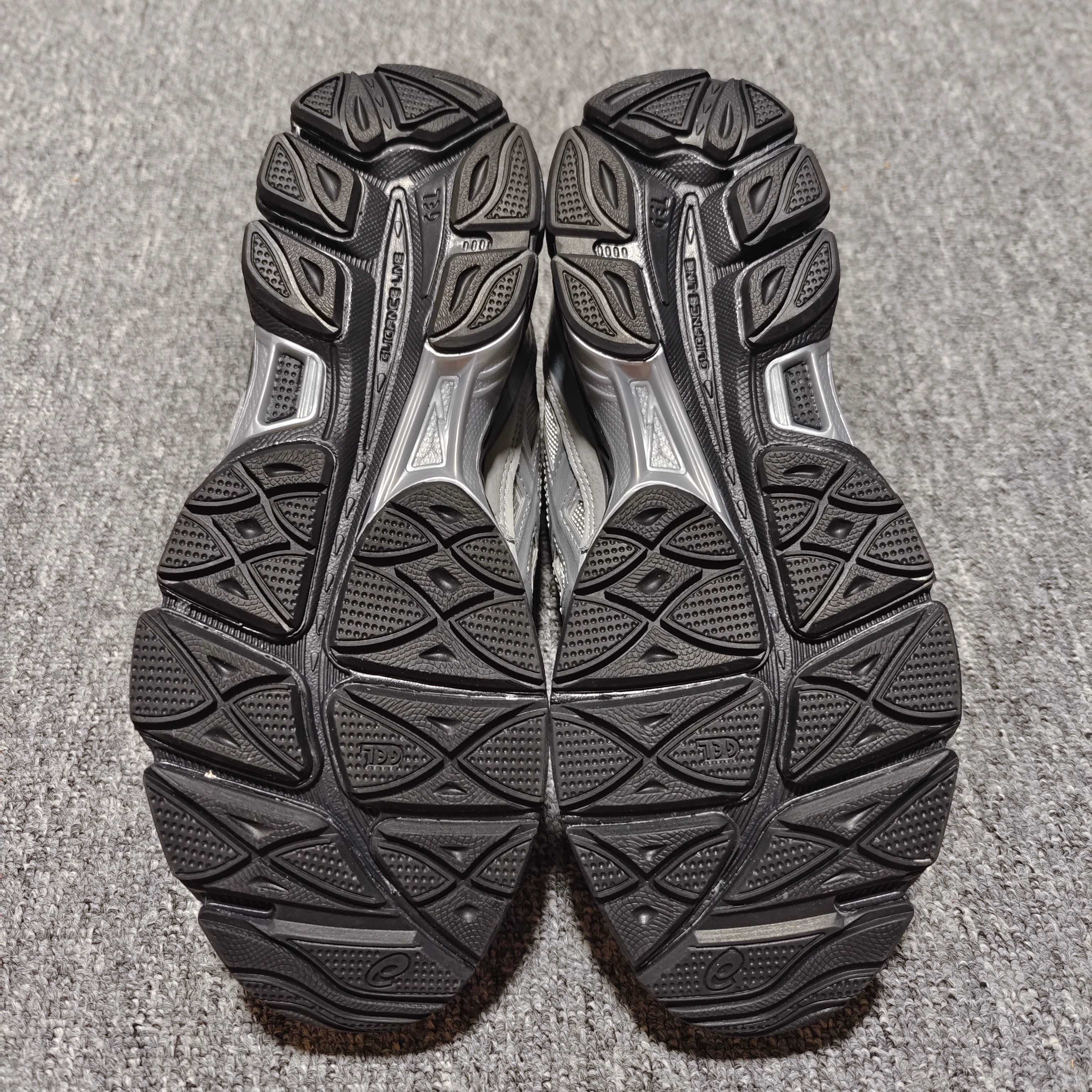   Asics 亚瑟士 GEL-NYC 低帮运动休闲跑步鞋 1203A280-020 外贸平台专供 大厂