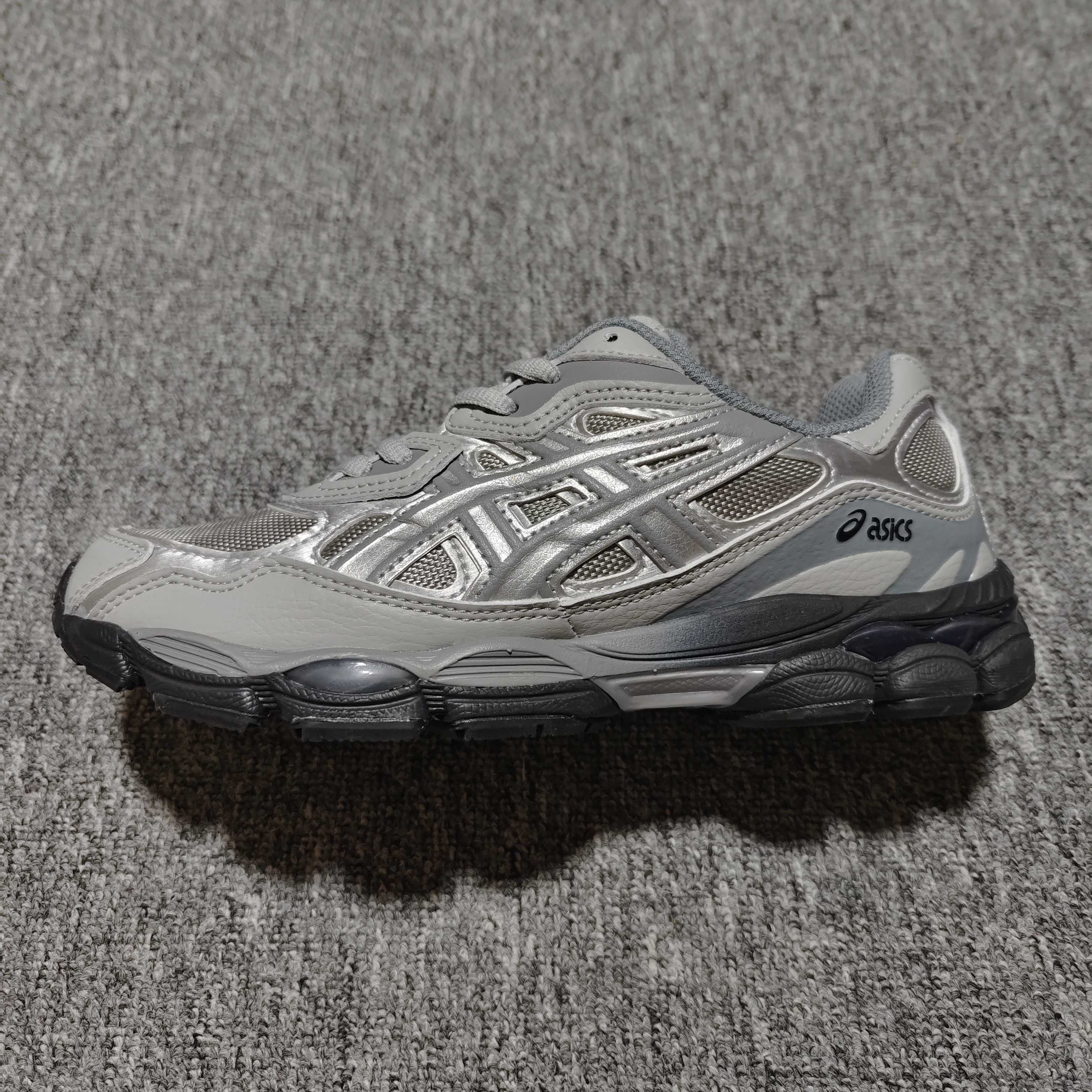   Asics 亚瑟士 GEL-NYC 低帮运动休闲跑步鞋 1203A280-020 外贸平台专供 大厂