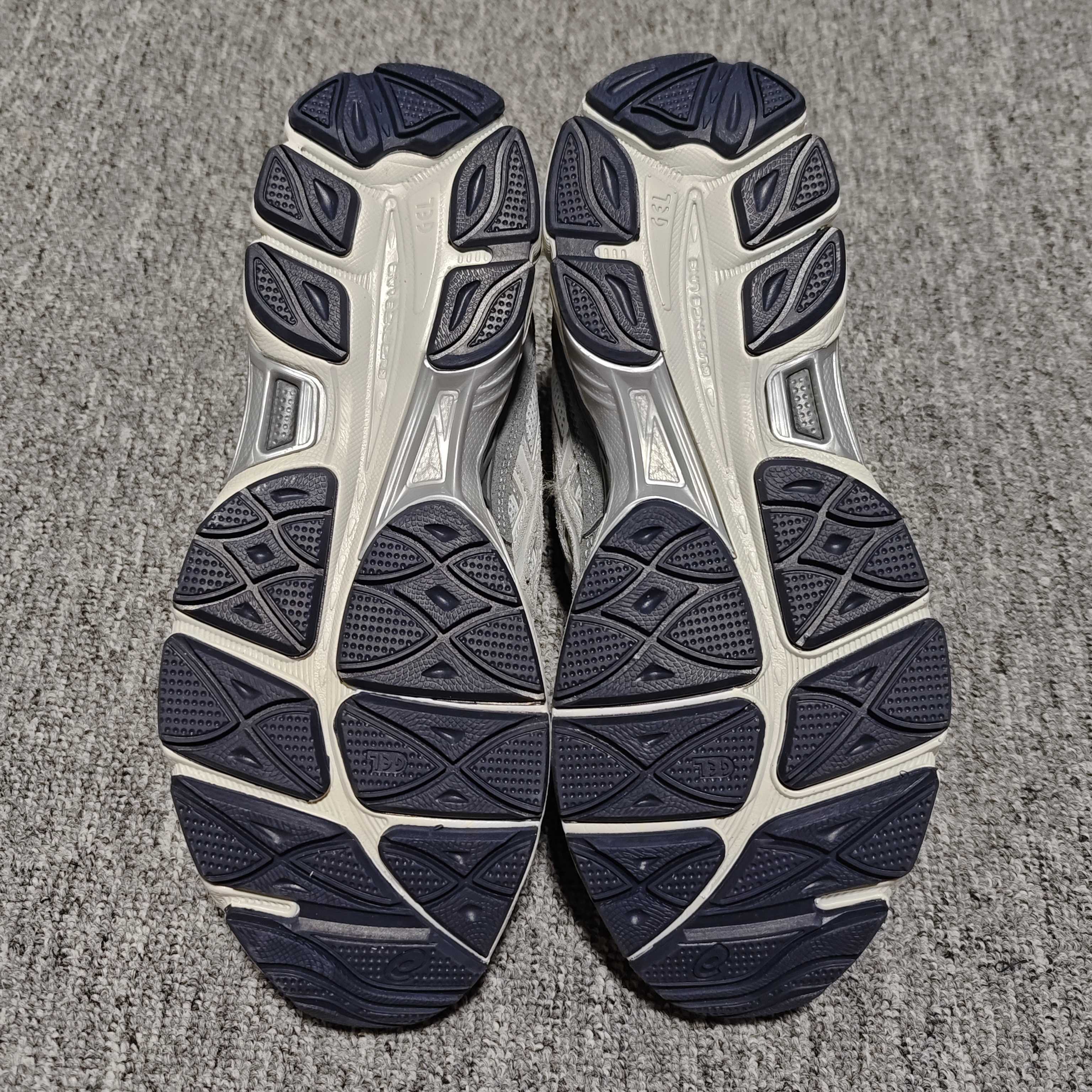   Asics 亚瑟士 GEL-NYC 低帮运动休闲跑步鞋 1203A383-025 外贸平台专供 大厂