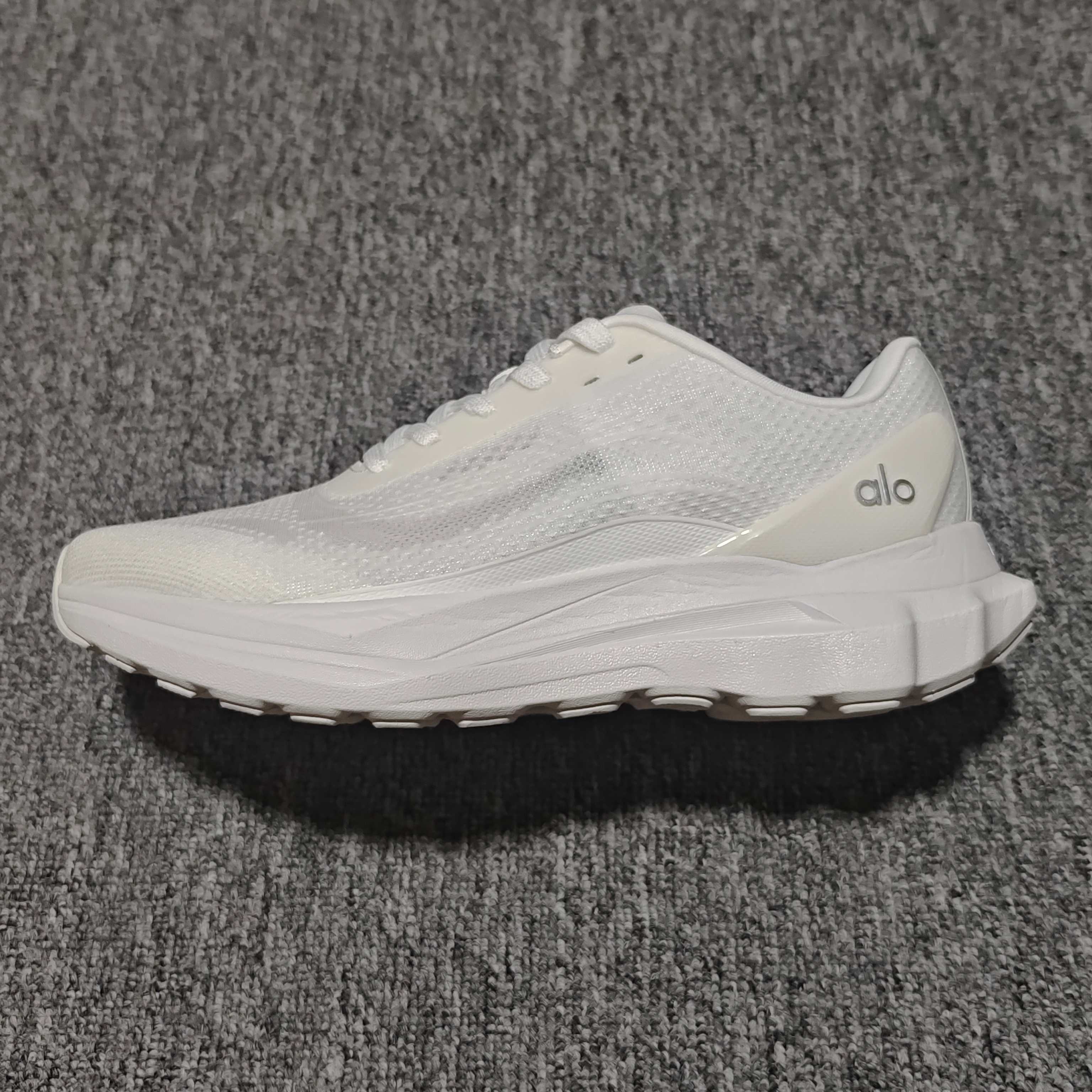 alo yoga Runner 网面低帮休闲跑步鞋 A0590U 新版本出货 大厂出品 外贸专供品质 尺