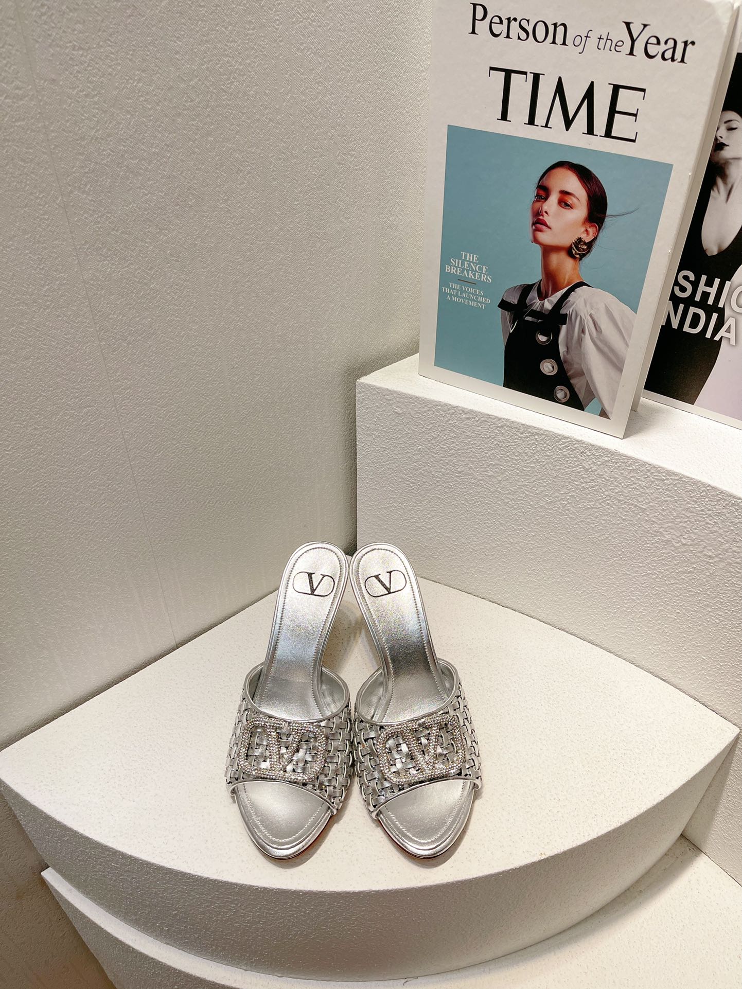 NO:262902,Top version Va&lenti single model, the latest top packaging and matching on the official website, versatile spring and summer products, the most popular series in the world, exclusive private model development, after months of repeated debugging, the quality is not enough!  The logo has a very good texture, it is versatile and wearable this year's fashion and wins the main style. It is standard for internet celebrities, full of high-end feel and is super beautiful. Various colors are matched at will, and the style is super pedicure!  High heels become big and long legs in seconds!   This type of slippers upper environmentally friendly leather inner sheepskin footbed sheepskin size 35-43, high heels slippers, high heels, slippers, sheepskin19860909顶级版本 Va&lenti爆单款 官网最新顶级包装配套,春夏百搭靓品 全球最火爆系列 独家私模开发,历经数月反复调试,品质不将就！ logo质感超好,百搭好穿今年时尚搏主,网红标配,高级感满满上脚超级漂亮 各种颜色随心搭配,版型超级修脚！高跟上脚秒变大长腿！  本款 拖鞋鞋面环保皮 内里羊皮 垫脚羊皮 码数35-43,高跟鞋拖鞋,high heels,slippers,sheepskin,Women's Shoes