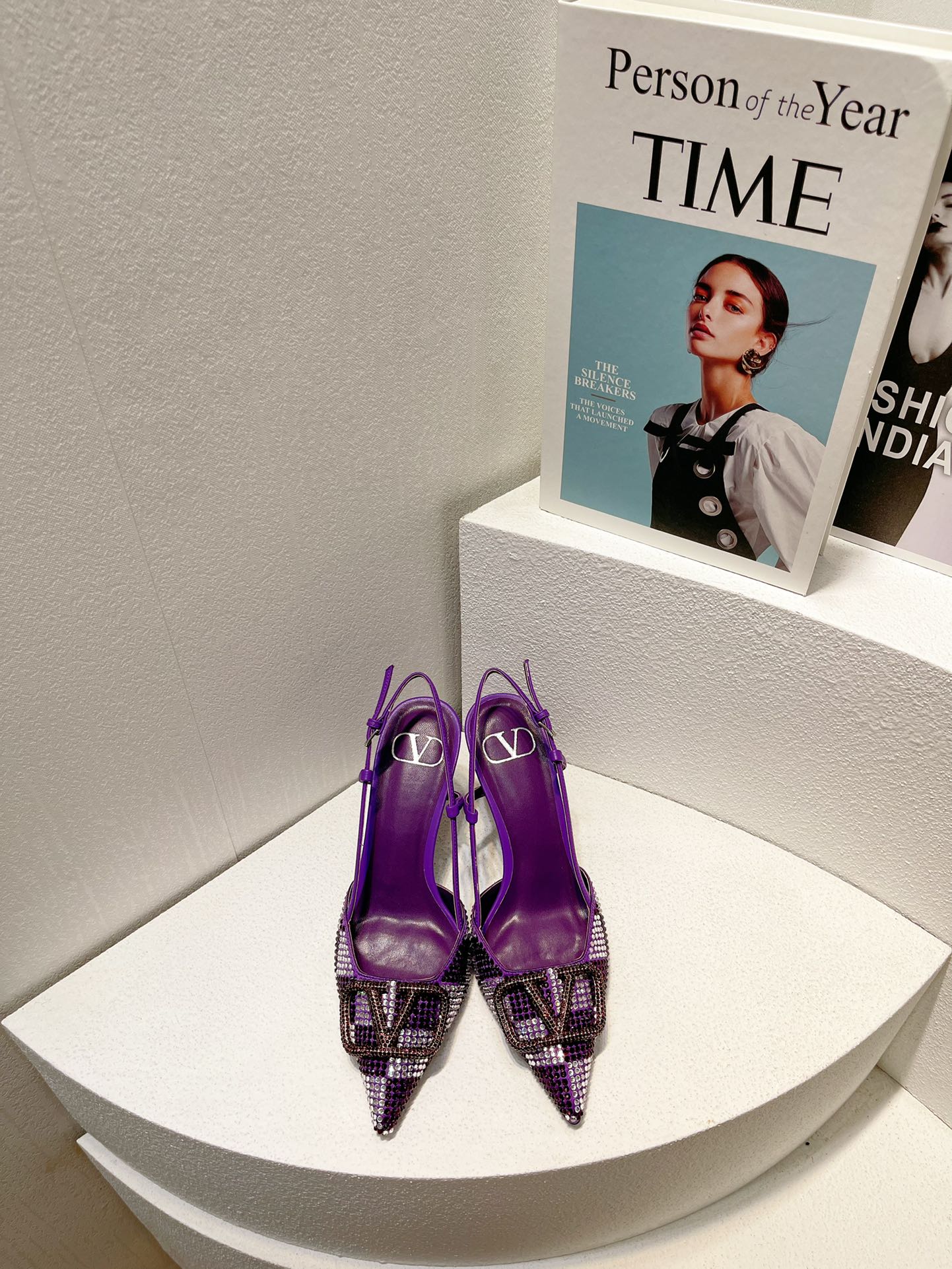 NO:262901,Top version Va&lenti single model, the latest top packaging and matching on the official website, versatile spring and summer products, the most popular series in the world, exclusive private model development, after months of repeated debugging, the quality is not enough!  The texture is super good, it is versatile and wearable this year's fashion trend, standard for internet celebrities, full of high-end feel, super beautiful, all kinds of colors match, and the style is super pedicure!  High heels become big and long legs in seconds!   This type of slippers upper diamond inner sheepskin footbed sheepskin size 35-43, high heels sandals, sandals, high heels, slippers, sheepskin19860909顶级版本 Va&lenti爆单款 官网最新顶级包装配套,春夏百搭靓品 全球最火爆系列 独家私模开发,历经数月反复调试,品质不将就！ 质感超好,百搭好穿今年时尚搏主,网红标配,高级感满满上脚超级漂亮 各种颜色随心搭配,版型超级修脚！高跟上脚秒变大长腿！  本款 拖鞋鞋面钻 内里羊皮 垫脚羊皮 码数35-43,高跟鞋凉鞋,sandals,high heels,slippers,sheepskin,Women's Shoes