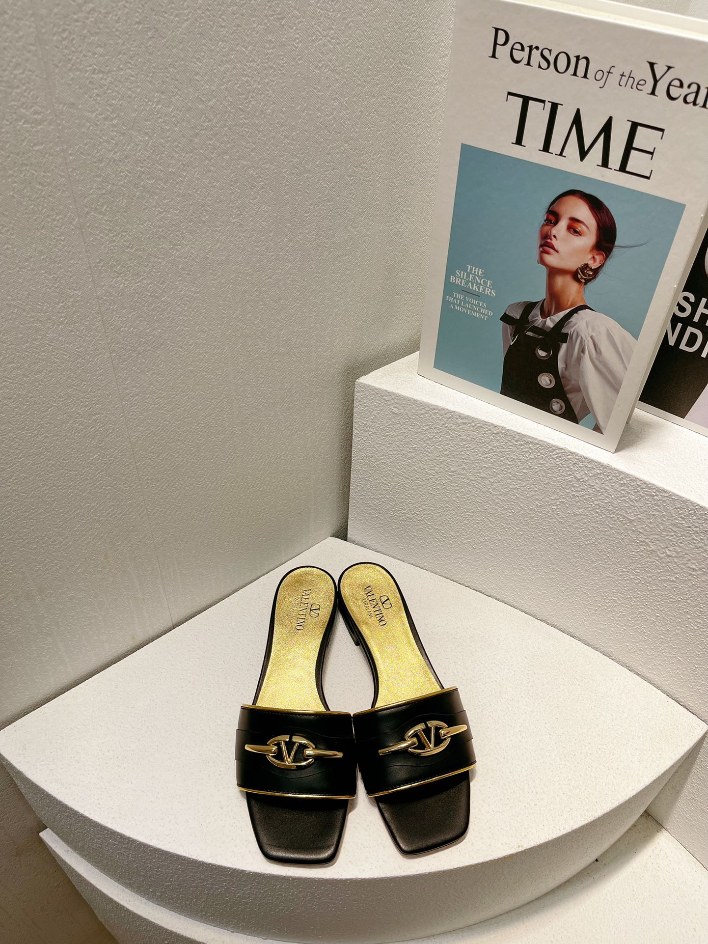 NO:262905,Top version Va&lenti single model, the latest top packaging and matching on the official website, versatile spring and summer products, the most popular series in the world, exclusive private model development, after months of repeated debugging, the quality is not enough!  The texture is super good, it is versatile and wearable this year's fashion trend, standard for internet celebrities, full of high-end feel, super beautiful, all kinds of colors match, and the style is super pedicure!  High heels become big and long legs in seconds!   This type of slippers upper cowhide inner sheepskin footbed sheepskin size 35-43, slippers, slippers, cowhide, sheepskin19860909顶级版本 Va&lenti爆单款 官网最新顶级包装配套, 春夏百搭靓品 全球最火爆系列 独家私模开发,历经数月反复调试,品质不将就！ 质感超好,百搭好穿今年时尚搏主,网红标配,高级感满满上脚超级漂亮 各种颜色随心搭配,版型超级修脚！高跟上脚秒变大长腿！  本款 拖鞋鞋面牛皮 内里羊皮 垫脚羊皮 码数35-43,拖鞋,slippers,cowhide,sheepskin,Women's Shoes