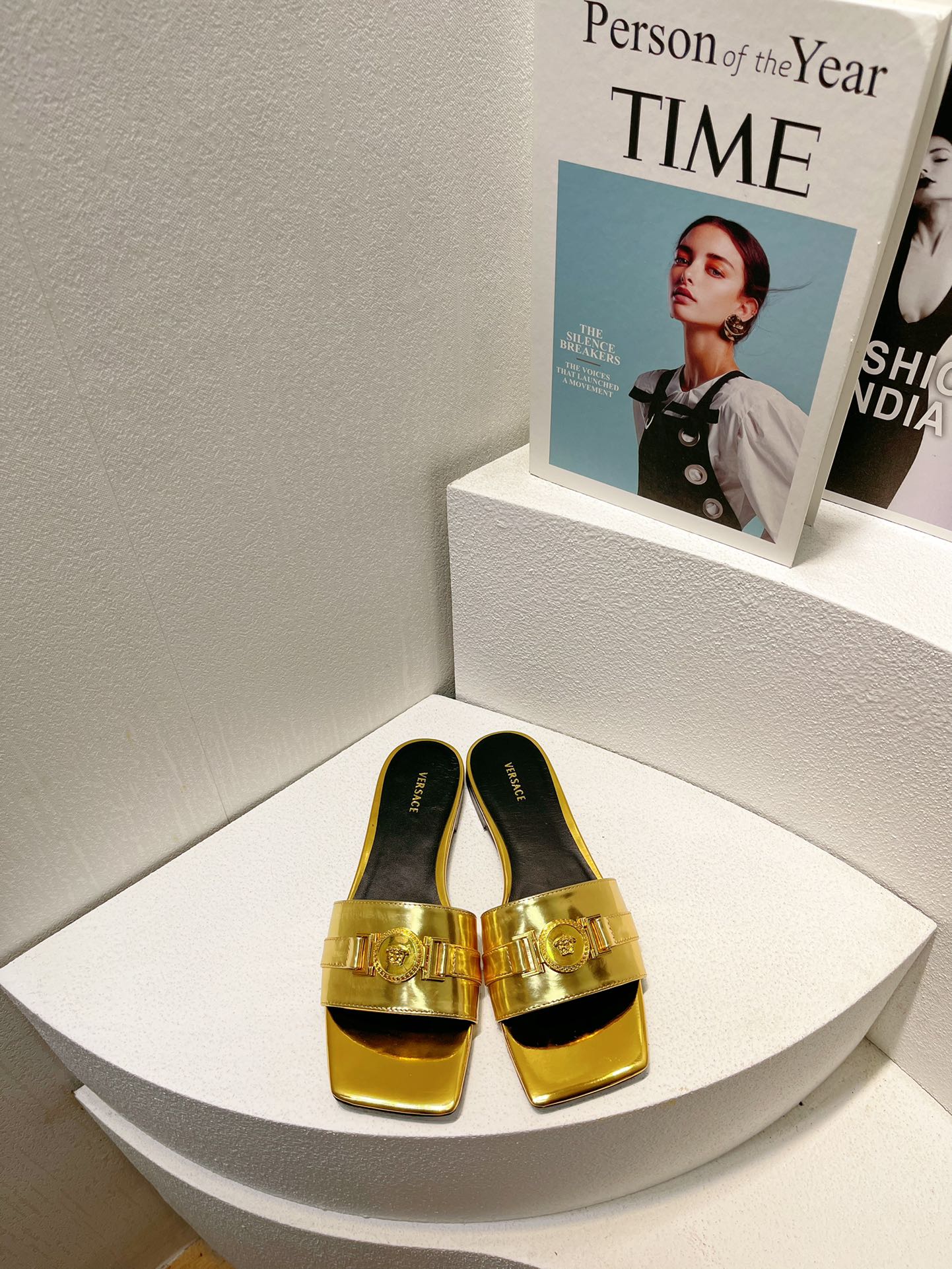 NO:262912,Top version Ver&sace single model, the latest top packaging and matching on the official website, multi-color spring and summer beautiful products, the world's most popular series flat and medium high, exclusive private model development, after months of repeated debugging, the quality will not be settled!  Big gold buckle is super foot-skinned and versatile. This year's fashion hits the main body, standard for internet celebrities, super beautiful with high-end feel. Various colors are matched with this style. Imported cowhide leather with slippers, imported cowhide, sheepskin, and imported sheepskin. Size 35-43 Italian leather soles, slippers, slippers, cowhide, sheepskin, Leather soles19860909顶级版本 Ver&sace爆单款 官网最新顶级包装配套,多彩色系春夏靓品 全球最火爆系列平中高 独家私模开发,历经数月反复调试,品质不将就！ 大金扣超显脚型 百搭好穿 今年时尚搏主,网红标配,高级感满满上脚超级漂亮 各种颜色随心搭配  本款 拖鞋鞋面进口牛皮 内里进口羊里 垫脚进口羊皮 码数35-43 意大利真皮大底,拖鞋,slippers,cowhide,sheepskin,Leather soles,Women's Shoes