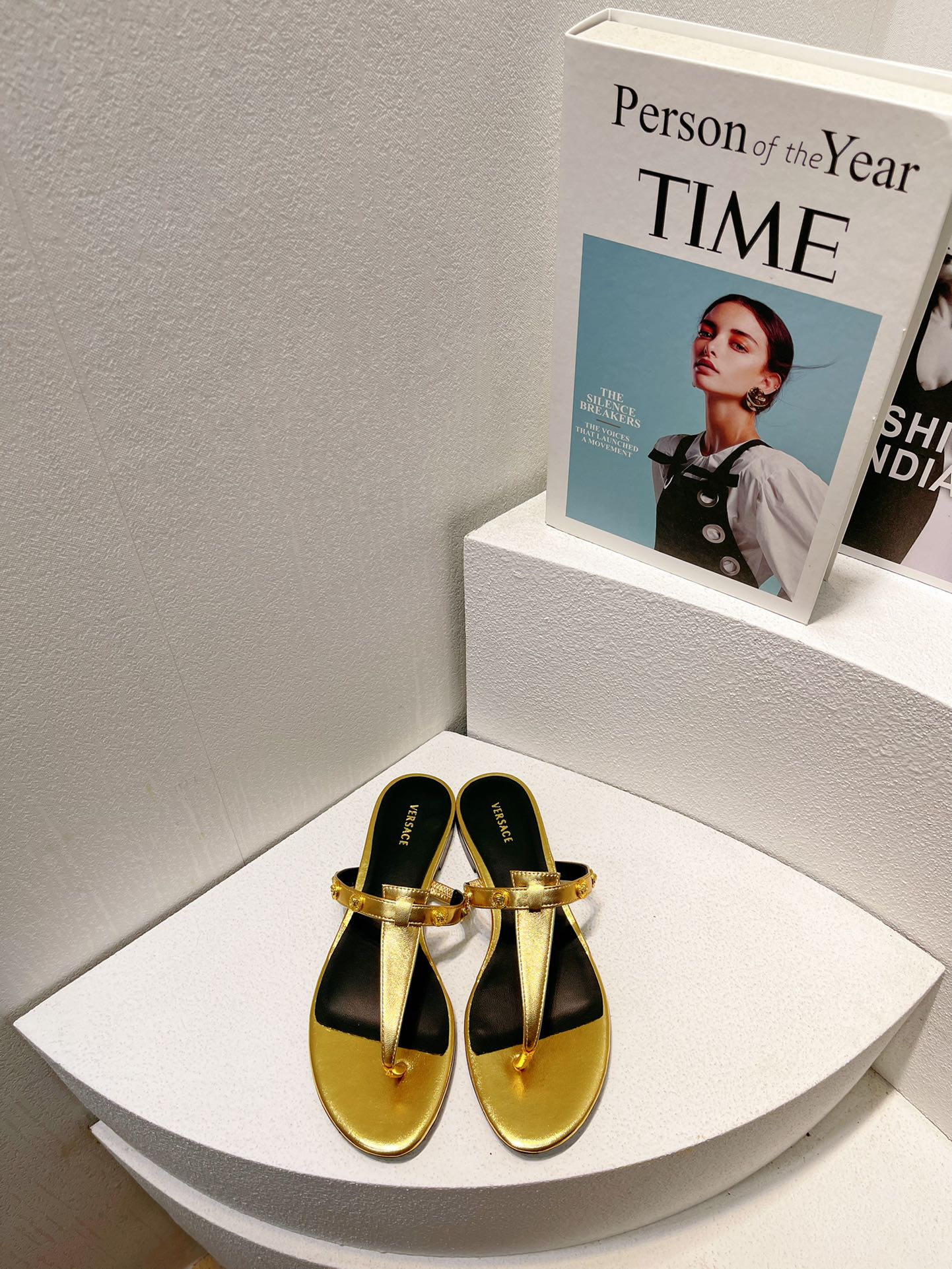 NO:262907,Top version Ver&sace single model, the latest top packaging and matching on the official website, multi-color spring and summer beautiful products, the world's most popular series flat and medium high, exclusive private model development, after months of repeated debugging, the quality will not be settled!  Big gold buckle is super foot-skinned and easy to wear. This year's fashion hit, standard for internet celebrities, high-end feel, super beautiful, all kinds of colors match this style imported cowhide, imported sheepskin, imported sheepskin, size 35-43 Italian leather outsole, split-toe shoes, slippers, cowhide, sheepskin, Leather soles19860909顶级版本 Ver&sace爆单款 官网最新顶级包装配套,多彩色系春夏靓品 全球最火爆系列平中高 独家私模开发,历经数月反复调试,品质不将就！ 大金扣超显脚型 百搭好穿 今年时尚搏主,网红标配,高级感满满上脚超级漂亮 各种颜色随心搭配  本款 拖鞋鞋面进口牛皮 内里进口羊里 垫脚进口羊皮 码数35-43 意大利真皮大底,分趾鞋,slippers,cowhide,sheepskin,Leather soles,Women's Shoes