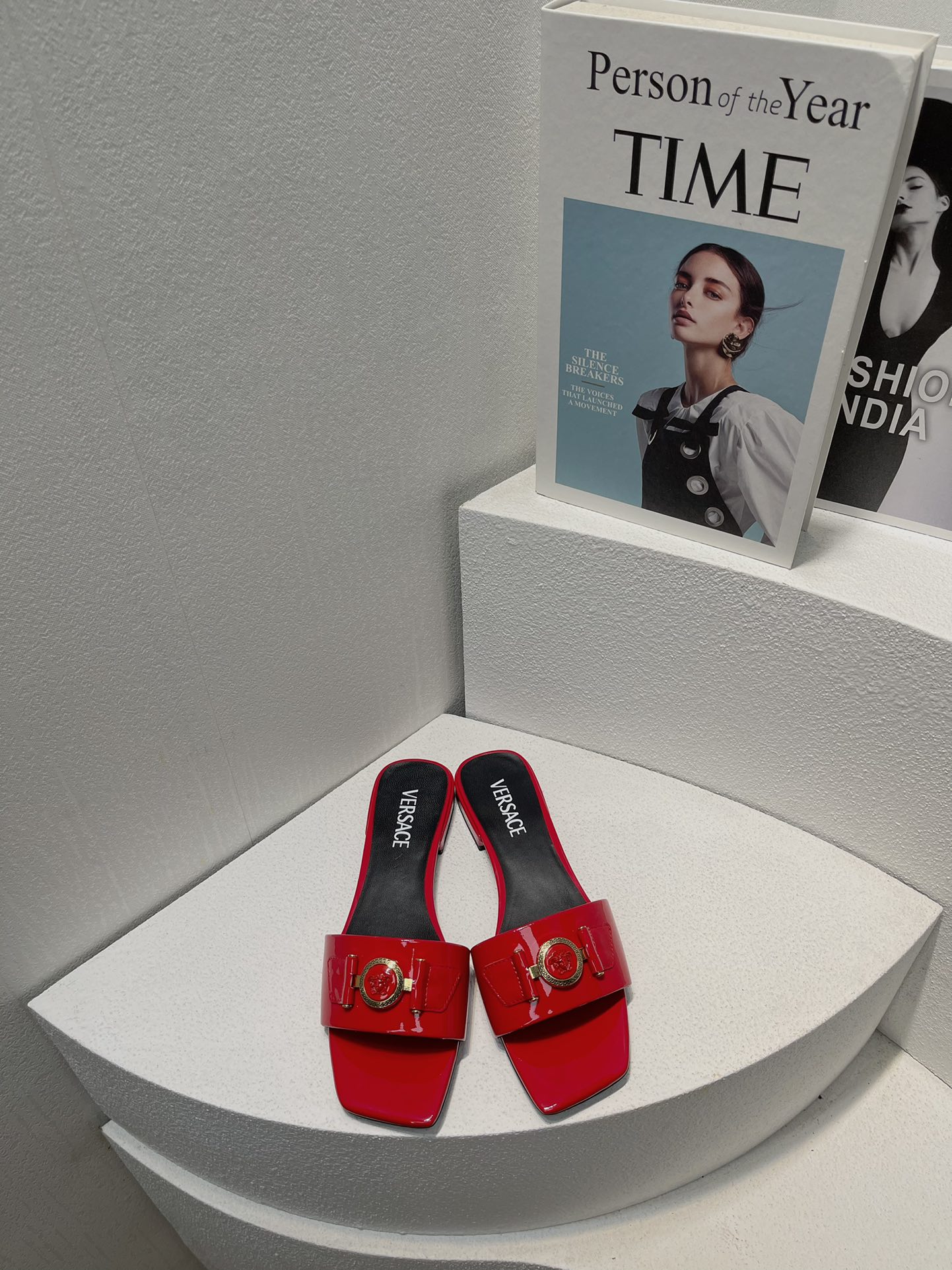 NO:262914,Top version Ver&sace's latest top packaging package on the official website, multi-colored spring and summer beautiful products, the world's most popular series flat and medium high, exclusive private model development, after months of repeated debugging, the quality will not be settled!  Big gold buckle is super foot-skinned and versatile. This year's fashion hits the main body, standard for internet celebrities, super beautiful with high-end feel. Various colors are matched with this style. Imported cowhide leather with slippers, imported cowhide, sheepskin, and imported sheepskin. Size 35-43 Italian leather soles, slippers, slippers, cowhide, sheepskin, Leather soles19860909顶级版本 Ver&sace爆单款官网最新顶级包装配套,多彩色系春夏靓品 全球最火爆系列平中高 独家私模开发,历经数月反复调试,品质不将就！ 大金扣超显脚型 百搭好穿 今年时尚搏主,网红标配,高级感满满上脚超级漂亮 各种颜色随心搭配  本款 拖鞋鞋面进口牛皮 内里进口羊里 垫脚进口羊皮 码数35-43 意大利真皮大底,拖鞋,slippers,cowhide,sheepskin,Leather soles,Women's Shoes