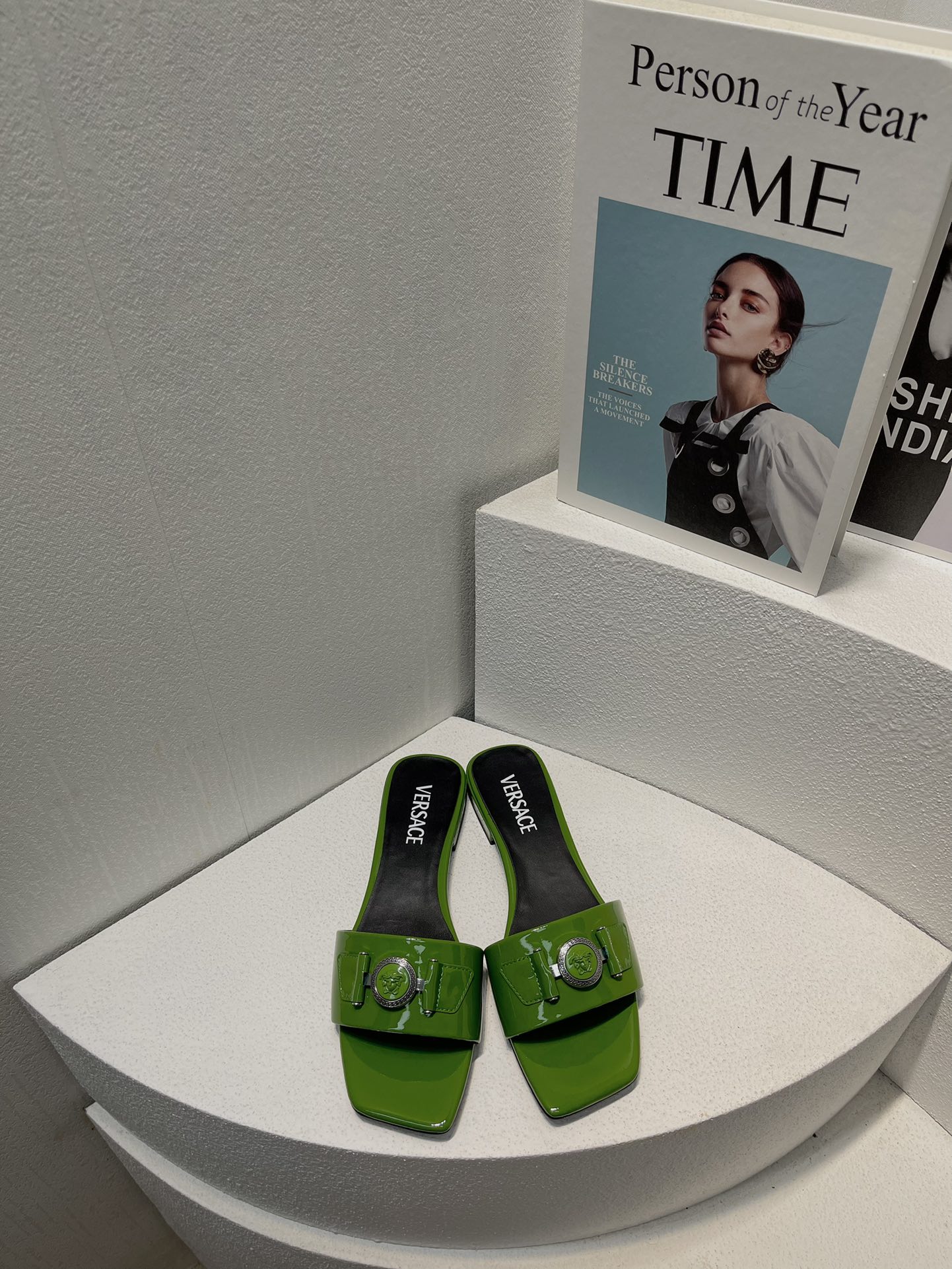 NO:262916,Top version Ver&sace single model, the latest top packaging and matching on the official website, multi-color spring and summer beautiful products, the world's most popular series flat and medium high, exclusive private model development, after months of repeated debugging, the quality will not be settled!  Big gold buckle is super foot-skinned and versatile. This year's fashion hits the main body, standard for internet celebrities, super beautiful with high-end feel. Various colors are matched with this style. Imported cowhide leather with slippers, imported cowhide, sheepskin, and imported sheepskin. Size 35-43 Italian leather soles, slippers, slippers, cowhide, sheepskin, Leather soles19860909顶级版本 Ver&sace爆单款 官网最新顶级包装配套,多彩色系春夏靓品 全球最火爆系列平中高 独家私模开发,历经数月反复调试,品质不将就！ 大金扣超显脚型 百搭好穿 今年时尚搏主,网红标配,高级感满满上脚超级漂亮 各种颜色随心搭配  本款 拖鞋鞋面进口牛皮 内里进口羊里 垫脚进口羊皮 码数35-43 意大利真皮大底,拖鞋,slippers,cowhide,sheepskin,Leather soles,Women's Shoes