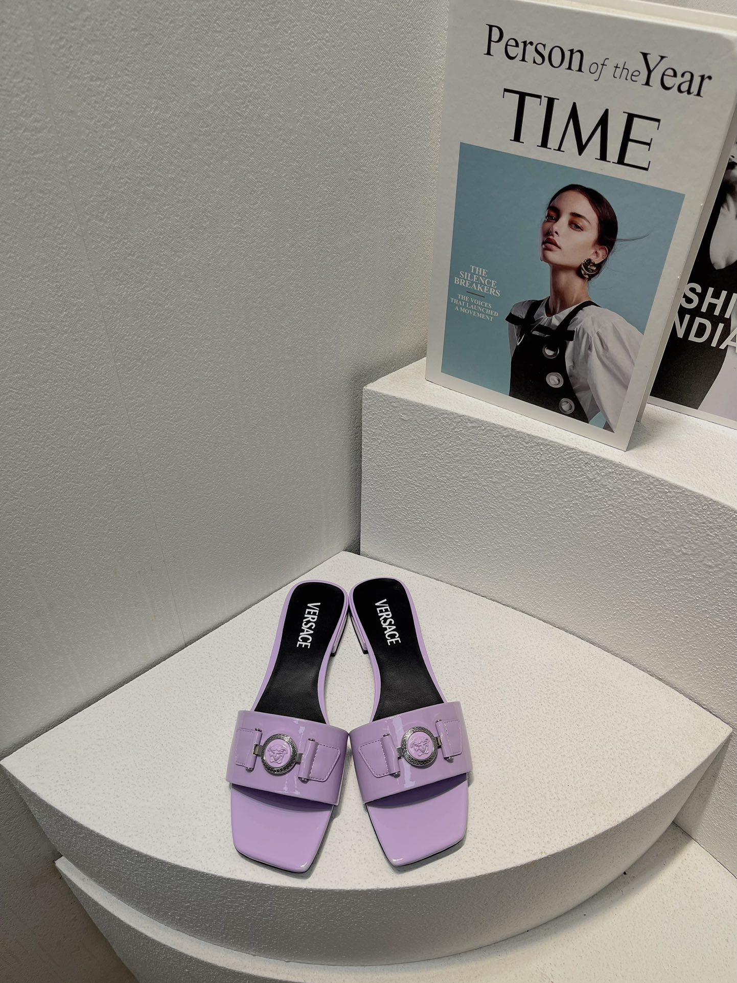 NO:262919,Top version Ver&sace's latest top packaging package on the official website, multi-colored spring and summer beautiful products, the world's most popular series flat and medium high, exclusive private model development, after months of repeated debugging, the quality will not be settled!  Big gold buckle is super foot-skinned and versatile. This year's fashion hits the main body, standard for internet celebrities, super beautiful with high-end feel. Various colors are matched with this style. Imported cowhide leather with slippers, imported cowhide, sheepskin, and imported sheepskin. Size 35-43 Italian leather soles, slippers, slippers, cowhide, sheepskin, Leather soles19860909顶级版本 Ver&sace爆单款官网最新顶级包装配套,多彩色系春夏靓品 全球最火爆系列平中高 独家私模开发,历经数月反复调试,品质不将就！ 大金扣超显脚型 百搭好穿 今年时尚搏主,网红标配,高级感满满上脚超级漂亮 各种颜色随心搭配  本款 拖鞋鞋面进口牛皮 内里进口羊里 垫脚进口羊皮 码数35-43 意大利真皮大底,拖鞋,slippers,cowhide,sheepskin,Leather soles,Women's Shoes