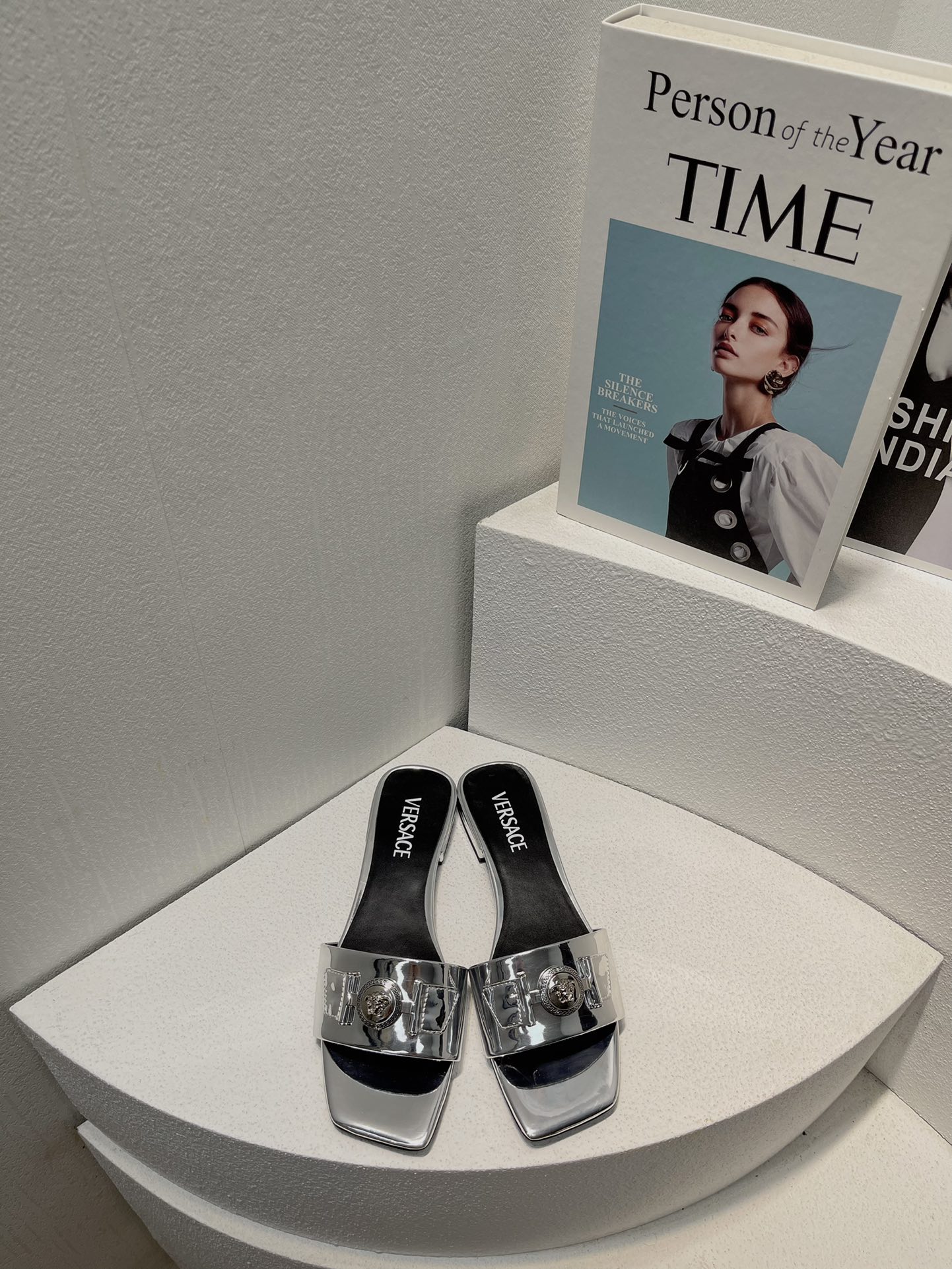 NO:262922,Top version Ver&sace single model, the latest top packaging and matching on the official website, multi-color spring and summer beautiful products, the world's most popular series flat and medium high, exclusive private model development, after months of repeated debugging, the quality will not be settled!  Big gold buckle is super foot-skinned and versatile. This year's fashion hits the main body, standard for internet celebrities, super beautiful with high-end feel. Various colors are matched with this style. Imported cowhide leather with slippers, imported cowhide, sheepskin, and imported sheepskin. Size 35-43 Italian leather soles, slippers, slippers, cowhide, sheepskin, Leather soles19860909顶级版本 Ver&sace爆单款 官网最新顶级包装配套,多彩色系春夏靓品 全球最火爆系列平中高 独家私模开发,历经数月反复调试,品质不将就！ 大金扣超显脚型 百搭好穿 今年时尚搏主,网红标配,高级感满满上脚超级漂亮 各种颜色随心搭配  本款 拖鞋鞋面进口牛皮 内里进口羊里 垫脚进口羊皮 码数35-43 意大利真皮大底,拖鞋,slippers,cowhide,sheepskin,Leather soles,Women's Shoes