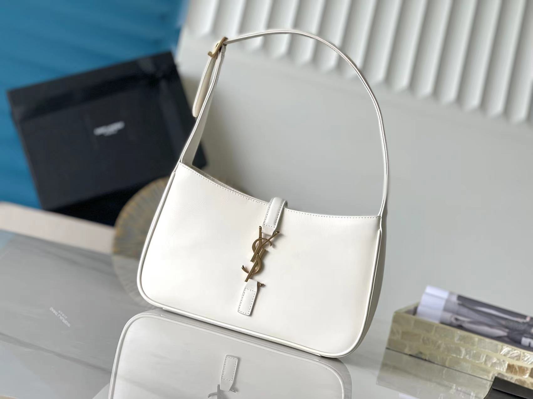 LE 5 À 7 Shoulder Bag White Grained Insert Buckle