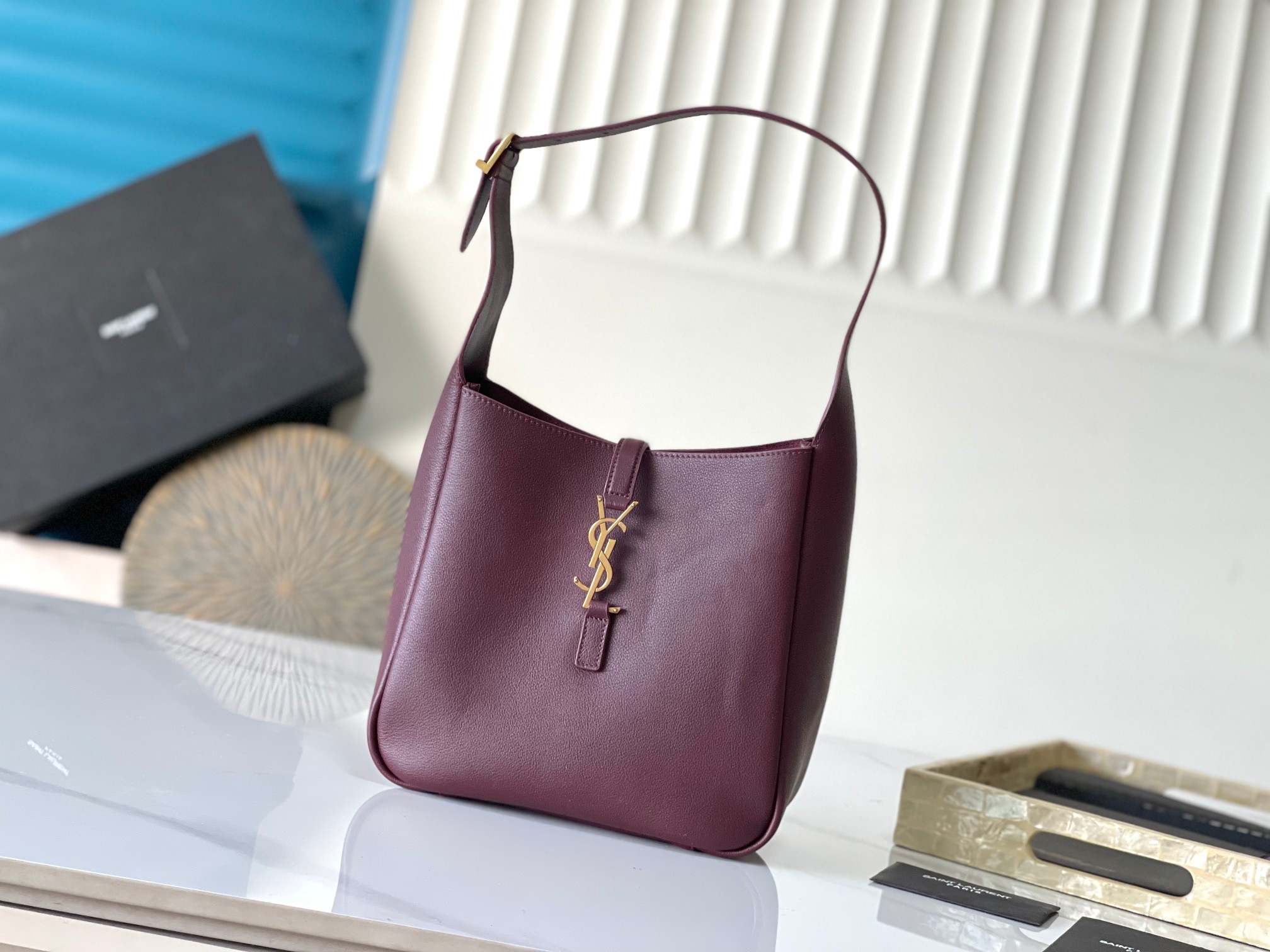 Sac baguette cuir de vachette fermoir doré à insertion Hobo