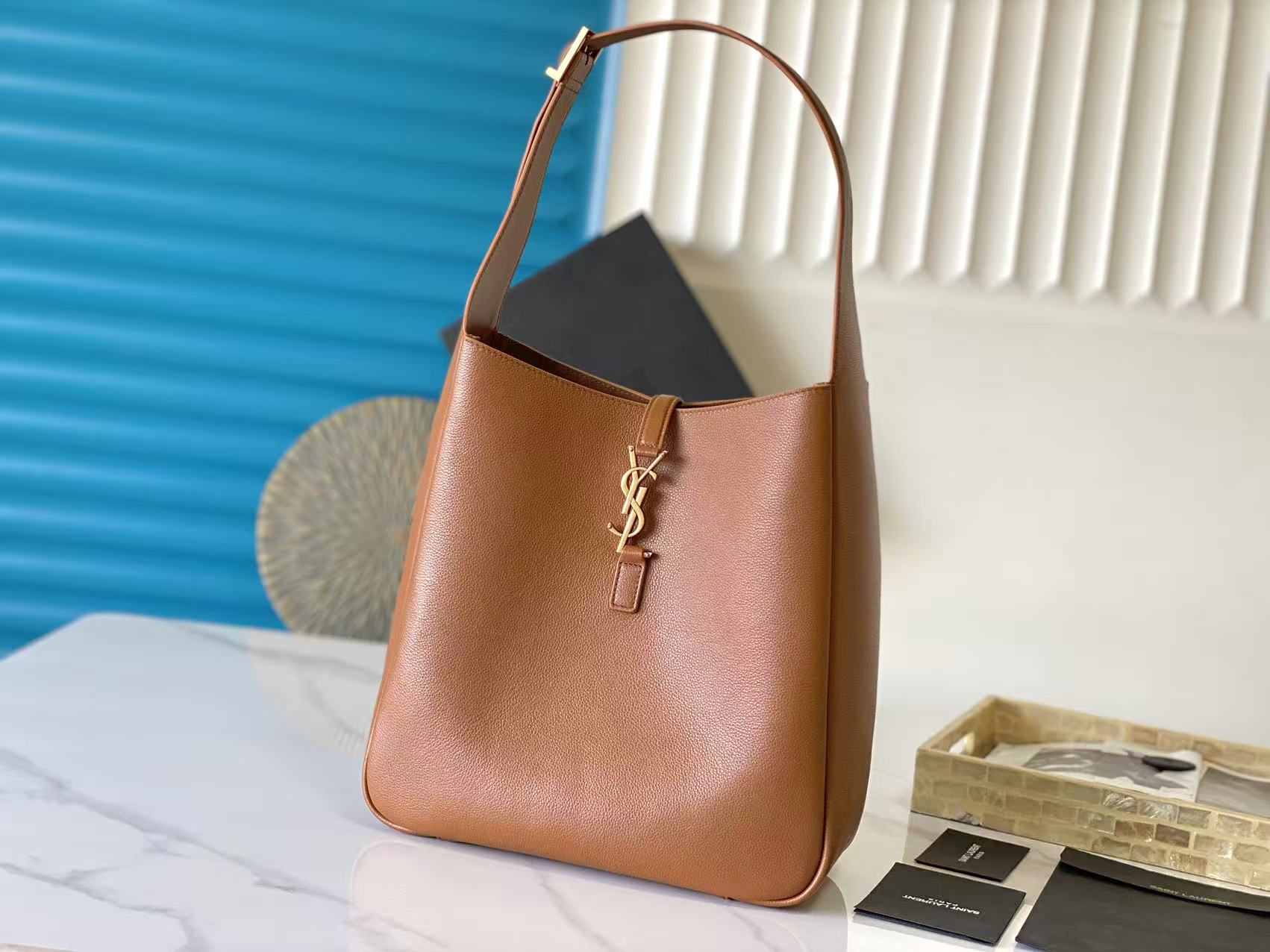 Large Smooth Leather Soft Handbag Large Underarm Bag Insertion Clasp