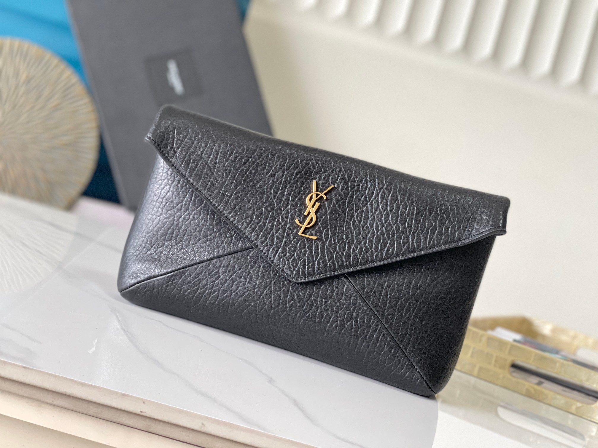 YSL Pochette Enveloppe en agneau