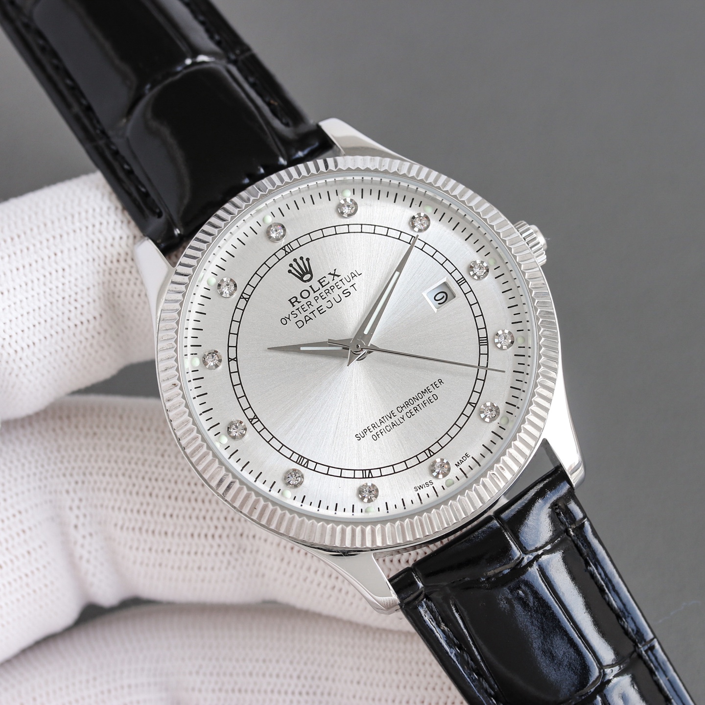 P680 金银同价 升级版全面到货 Rolex 劳力士 精品男士腕表，四针分离，技艺精湛，独具匠心，尊贵大气，绅士风格。采用瑞士合资进口的全自动28S-63机械机芯（零返修质量，漩涡式小飞轮增添机械美感）简约而不失简单，进口天然高级云贝母字面，每一张都是纯天然，独一无二👍顶级316L精钢表壳，进口小牛皮表带，超强高清宝石💎镜面，尺寸41*10.5mm，具体升级细节如下：【表壳】
1.表壳依旧保留圆润的品牌经典元素外观，采用904精钢材质打造而成，经抛光润饰，更显精美华丽的设计风格，材质坚固耐用
2.平面部分均与正品一致经抛光处理，侧边采用磨砂处理，表圈平面部分饰有垂直缎纹，在保证色泽靓丽的同时，也兼顾耐磨特性。
3.线条流畅，更加贴合手腕。
4.表冠同样采用精钢材质打造而成，旋入式设计保证腕表防水性能，防滑纹理样式设计保证腕表可以精准校时，且保证每一只腕表都做到百分百防水测试。

2.即使在非常细小的拐角处上也做有倒角润饰，确保还原正品般的舒适感。

表盘及指针均采用正品一致的视觉效果，层次分明，均与正品一致观感。
2.表盘刻度均与正品一致采用立体时标刻度是纯手工制作而成