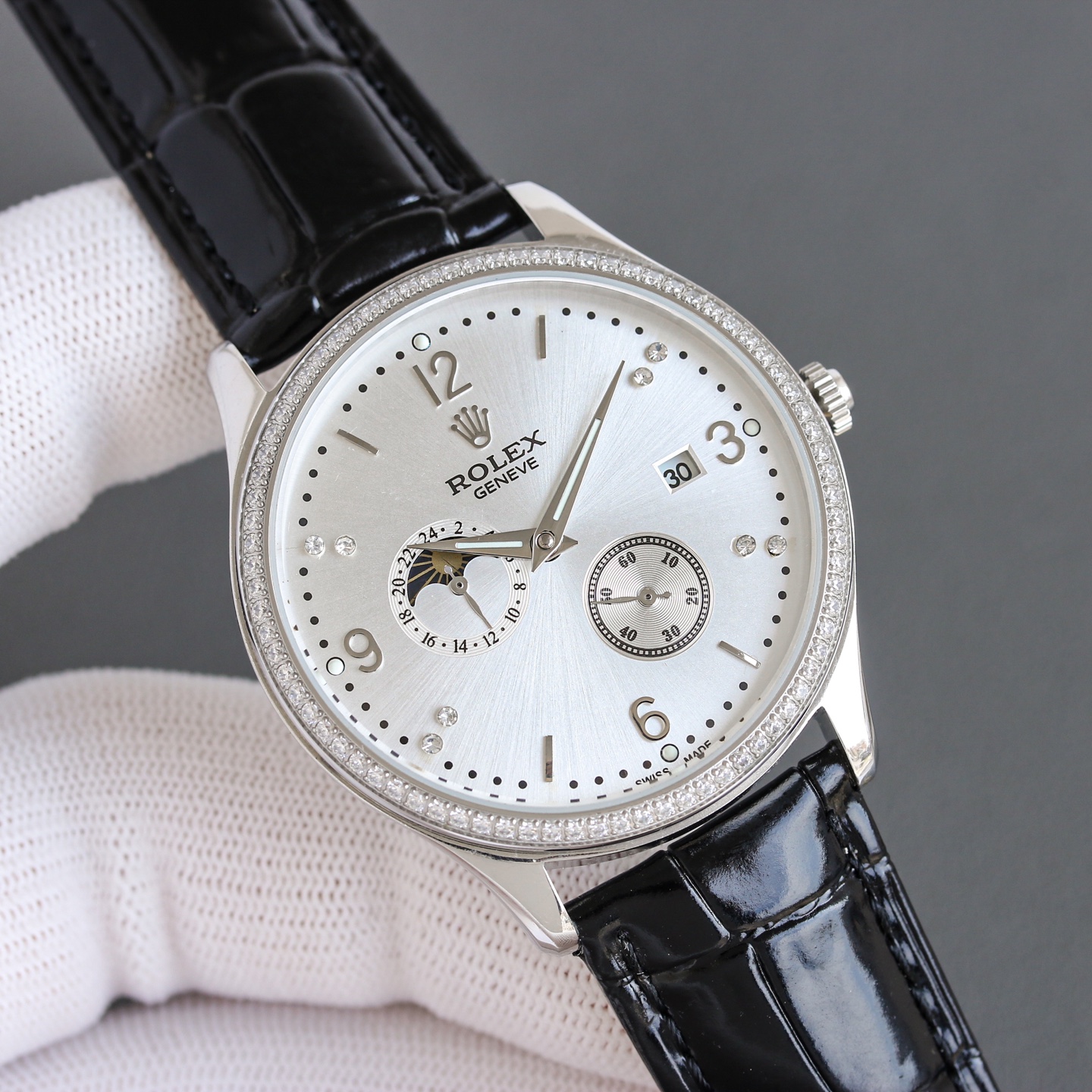 NO:150868,Gold upgraded version Rolex boutique men's watch, four-pin separation, exquisite skills, unique ingenuity, noble and elegant, gentlemanly style. It uses the fully automatic 28S-63 mechanical movement imported from Switzerland (zero rework quality, swirl-type small flywheel adds mechanical beauty) simple and simple, imported natural high-end fritillar literals, each one is pure natural, unique top 316L stainless steel case, imported calfskin strap, super high-definition gem mirror, size 41m/10.5m. The specific upgrade details are as follows [Case] ​​1. The case still retains the round classic brand element appearance, made of 904 stainless steel material, polished and polished, showing a more exquisite and gorgeous design style, the material is sturdy and durable  2. The flat part is consistent with the genuine product and has been polished, the sides are frosted, and the flat part of the bezel is decorated with vertical satin, which also takes into account the wear resistance while ensuring the beautiful color. 3. The lines are smooth and fit the wrist more. 4. The crown is also made of stainless steel. The screw-in design ensures the waterproof performance of the watch. The anti-slip texture style design ensures the watch can be accurately calibrated and ensures that each watch is 100% waterproof. 5. Even at very small corners, it is chamfered to ensure that the original feels like a genuine product. The dial and pointers use the same visual effect as the genuine product, with clear layers, and are consistent with the genuine product. 6. The dial scale is consistent with the genuine product and is made of three-dimensional time scales. It is made of pure handmade, Rolex, cowhide19860909金 升级版 劳力士 精品男士腕表,四针分离,技艺精湛,独具匠心,尊贵大气,绅士风格.采用瑞士合资进口的全自动28S-63机械机芯（零返修质量,漩涡式小飞轮增添机械美感）简约而不失简单,进口天然高级云贝母字面,每一张都是纯天然,独一无二顶级316L精钢表壳,进口小牛皮表带,超强高清宝石镜面,尺寸41m/10.5m 具体升级细节如下【表壳】 1.表壳依旧保留圆润的品牌经典元素外观,采用904精钢材质打造而成,经抛光润饰,更显精美华丽的设计风格,材质坚固耐用 2.平面部分均与正品一致经抛光处理,侧边采用磨砂处理,表圈平面部分饰有垂直缎纹,在保证色泽靓丽的同时,也兼顾耐磨特性. 3.线条流畅,更加贴合手腕. 4.表冠同样采用精钢材质打造而成,旋入式设计保证腕表防水性能,防滑纹理样式设计保证腕表可以精准校时,且保证每一只腕表都做到百分百防水测试. 5.即使在非常细小的拐角处上也做有倒角润饰,确保还原正品般的舒适感. 表盘及指针均采用正品一致的视觉效果,层次分明,均与正品一致观感. 6.表盘刻度均与正品一致采用立体时标刻度是纯手工制作而成,,,rolex,cowhide,Watch