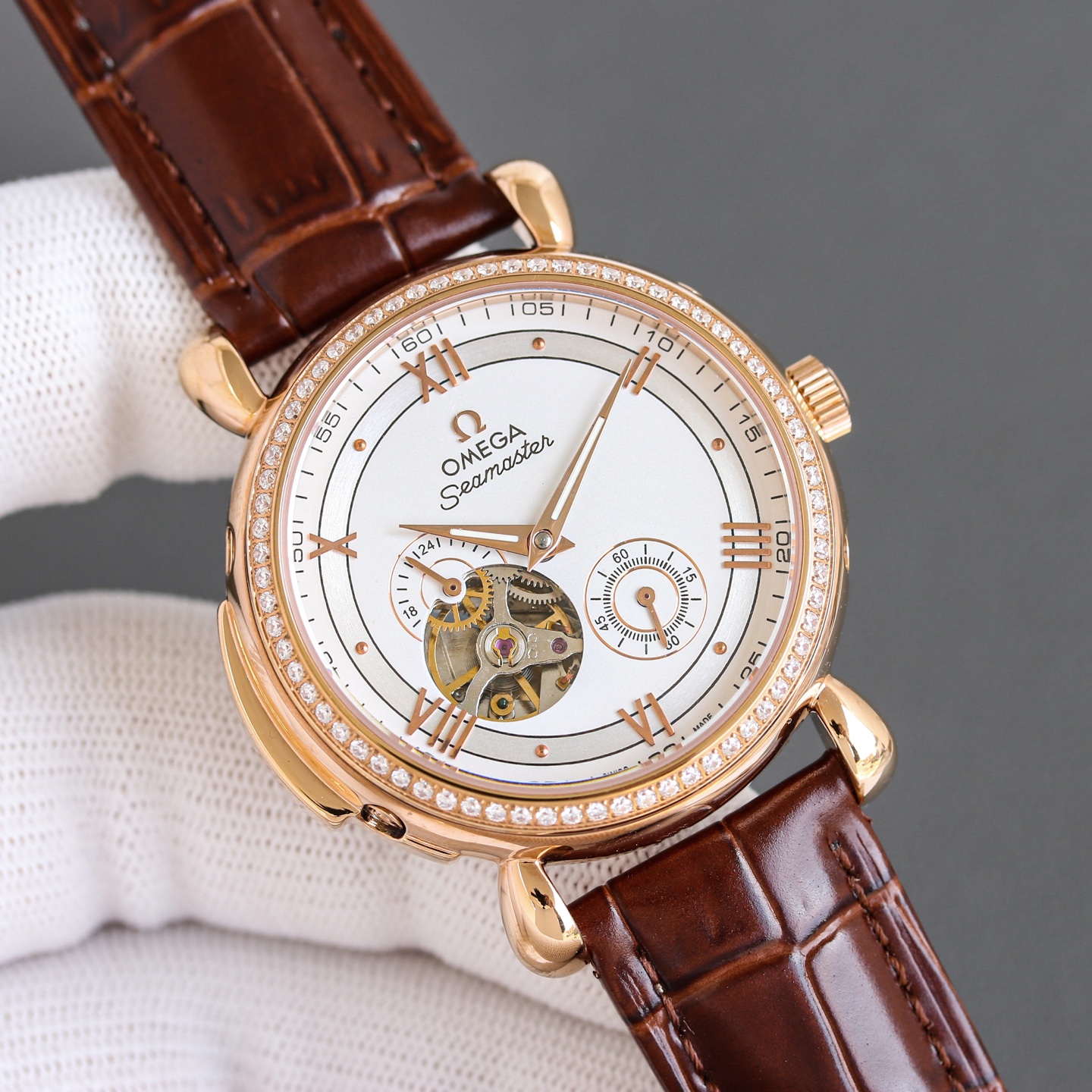 同价P680💗💗💗欧米伽与江诗丹顿强强联合,跨世纪联名推出中东版超级限量款腕表! 1⃣️“秉承传统,卓越创新”耗时七年隆重推出TeaLAUREATO系列99105-41-232-1641A腕表! 2⃣️机芯:定制大三针281S86全自动机械机芯! 3⃣️直径:42毫米! 🎮 3⃣️动力储备:72小时! 4⃣️玻璃:蓝宝石玻璃! 5⃣️表带:意大利进口小牛皮! 匠心力作 歡迎您的品鑒!