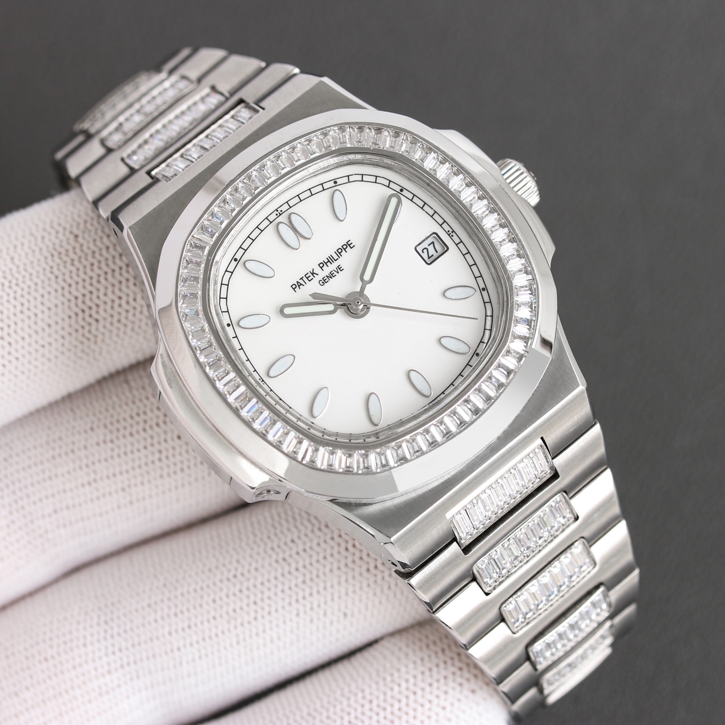 NO:150952,The ultimate revision version of Patek Philippe Nautilus 5711 is in stock, produced by the King of Steel Watches. The King of Steel Watches PP Patek Philippe 5711 The best detoxification solution for the entire network, matched with Patek Philippe. Imported Swiss joint venture fully automatic 286S-16 imported mechanical movement, gold-plated new fully automatic winding movement, customized ergonomic diamond ring mouth, original groove-type drilling technique is extremely difficult, one drill top three diamonds, the only one in the market can achieve this top-level ring-type steel belt, which is one-to-one corresponding to the genuine groove-type drilling holes. The shell cover is more perfect on the basis of the ordinary version. The original steel belt opens the mold, comprehensively upgraded, three particles of the head, middle and tail treatment, and the same origin M K factory, ceramic medium bead double spring folding snap!  The buckle is delicate and smooth, with one ring top ten buttons, making the wearer more convenient and comfortable, Swiss sapphire mirror,,,patek philippe19860909间钻面  百达翡丽鹦鹉螺5711终极修正版到货,钢表之王震撼出品 钢表之王PP百达翡丽5711全网最佳解毒方案,搭配百达翡丽 进口瑞士合资全自动286S-16进口机械机芯,烫金全新全自动上链机芯,定制级人体工程学钻石型圈口,原装槽牙式排钻手法难度极大,一钻顶三钻,市场唯一一家能做到这种顶级圈口钢带 与正品排钻槽孔一一对应相结合.壳套打磨在普通版的基础上更加完善.原装钢带开模,全面升级头中尾三粒处理同源M某K大厂,陶瓷中珠双弹簧折叠式按扣！开扣细腻丝滑,一环顶十扣,佩戴者更加便捷和舒适有内容,瑞士蓝宝石镜面,,,patek philippe,Watch