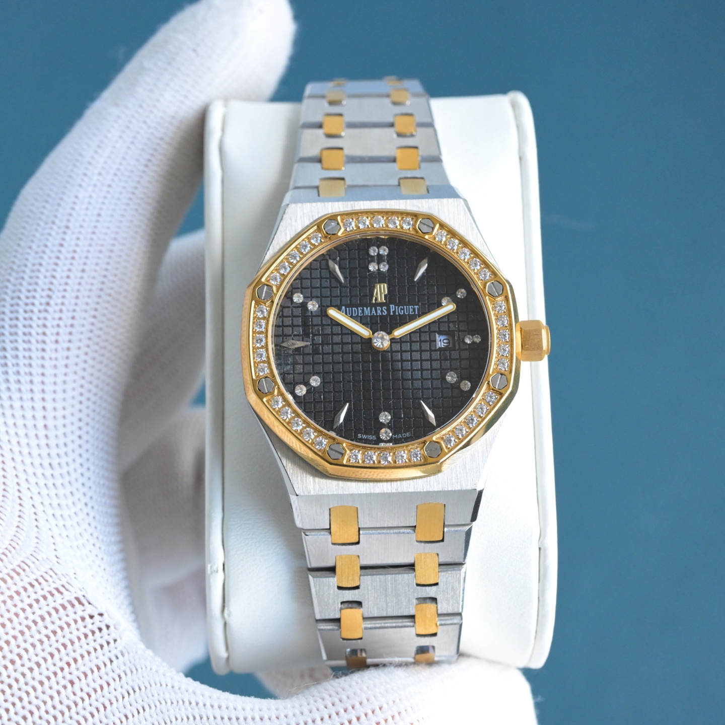 NO:602654,Gold and silver at the same price AUDEMARS PIGUET Royal Oak Series 67651OR ladies quartz watch ~ makes a shining debut!  Goddess versatile style, sparkling and adorable!  I spent a lot of money to purchase authentic disassembly and molding, and polished the whole process with CNC without any dead ends. I calibrated and adjusted the version many times, and it has sharp edges and corners. There are as many as 26 original limited edition letters alone. It is a heavy blow. It is equipped with the C1Ct163 movement exclusively customized by the new factory. It is the only exclusive movement that can place zirconium diamonds on the movement. The diameter of the case is 33MM, and the polygonal shape bezel and  The case is precisely matched, and the bezel is fixed to the case with hexagonal screws (the ring is inlaid with exquisite Swarovski diamonds, which is dazzling). The strap links are exquisite and regular, and the links have been carefully polished hundreds of times to show a perfect texture. The folding clasp is simple to open and close and easy to wear. The lugs of the watch are curved to ensure that the watch fits better with the wrist.  The dial is engraved with 'Grande Tapisserie' large square pattern decoration, with fluorescent three-dimensional time scales and Royal Oak hands. The large hands and time scales make reading easy and clear. The date display window at three o'clock is displayed with Arabic numerals. The watch has a sealed bottom, and the English name of the Royal Oak series 'Royal Oak' is engraved on the bottom. It is equipped with Swiss precision C1Ct163 quartz movement inside. It keeps accurate time!  (The quality of the actual shooting is the same! The upgrade content is as follows. The upgraded version of the C1Ct163 movement is a comprehensive upgrade. The pointer height has been further compressed to 5.5 wires through improvement and concentration. Sisters can search for those that can add zirconium diamonds to the movement. At present, the C1Ct163 movement can only be ranked second. As for the first place in the entire network, it has not yet been discovered. It has been literally redone from the original 68 wires to 48 wire positions to free up the appropriate height for zirconium drilling.  Diamond hands are not easy to develop and must be developed with great pity. This time only 600 sets (limited edition diamond-type hands) have been launched and may not be released in the future. It is really thankless, time-consuming and brain-consuming. Sisters who understand quickly acted and couldn’t help complaining. It took more than 8 months to scrap countless test products before the final shape was finalized. Everything was born out of a dream, striving to restore perfection and show the beauty on your wrist, swarovski, audemars19860909金银同价 AUDEMARS PIGUET爱彼 皇家橡树系列67651OR女士石英腕表～闪耀登场！女神百搭款,闪闪惹人爱！ 重金购入正品拆解开模,全程CNC无死角打磨,多次校对调整版型,棱角分明.单开原装限量版字面就高达26张之多,重拳出击,搭配全新工厂独家定制的C1Ct163机芯,唯一一款机芯上能放置锆钻的独家机芯表壳直径33MM,多边形状表圈与表壳精密相合,表圈以六边形螺丝栓固定在表壳上（圈口镶嵌精美施华洛世奇钻,璀璨夺目）表带链节精致规整,链节经过上百次细致的打磨处理,呈现出完美的纹理.折叠式表扣开合简单,佩戴方便.腕表表耳处呈弯折状,可以保证腕表与腕部更加贴合. 表盘镌刻“Grande Tapisserie”大方格纹装饰,搭配荧光立体时标和皇家橡树指针,宽大的指针和时标让读时简单清晰.三点位置日期显示窗口,以阿拉伯数字显示. 腕表为密闭表底,表底上镌刻皇家橡树系列的英文名称“Royal Oak”字样.内部搭载瑞士精准C1Ct163石英机芯.走时精准！（实物拍摄品质如一！升级内容如下升级版的C1Ct163的机芯的全面升级版,指针高度通过改良浓缩进一步压缩到了5.5个丝,姐妹们可搜索下能在机芯上加锆钻的,目前来看C1Ct163机芯只能排第二,至于全网第一目前还尚未被发现、字面重做由原来的68个丝压缩到48个丝位,才能腾出适当的高度去做锆钻指针,研发不易且行且惜,此次只推出600套（限量版钻石型指针）后续可能不再推出了,实属吃力不讨好,费时又费脑,懂的姐妹们赶紧行动起来,忍不住吐槽下,耗时8个多月报废无数次试品才得以最终成型敲定,一切只因因梦而生,力求还原完美极致,展现腕间美美的您,,swarovski,audemars,Watch