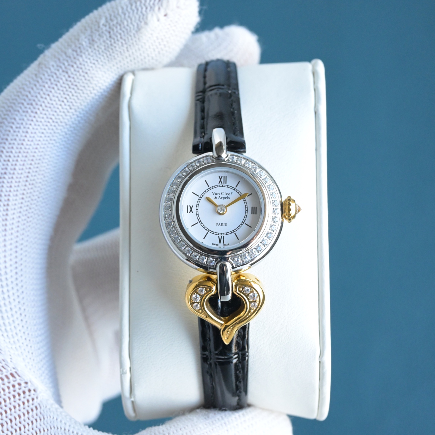 💰580🔰梵克雅宝 Charms Gold系列Van Cleef& Arpels经典腕表作Charms,以一枚幸运吊饰妆点流丽圆浑的线条,呼应世家自1920年代至今魅力不减的吊饰作品,随手腕轻摆,让光影曼舞于表壳之上。愉悦灵动的光影舞步令人每天沉醉在喜乐的时刻中,让幸福随指针的脉动迸发。新作品秉承 harms系列的经典美学传统,迷人的白色彩漆表盘饰有扭索纹,以呼应旋转吊饰的弧线。表圈糅合传统抛光及磨砂润饰效果,捕捉微妙跃动的光影。最后, Van Cleef& Arpels梵克雅宝经典藤蔓主题以英文书法镌刻于表壳外侧,仿如珍贵的签名。尺寸中号25*5.5mm,小巧精致,瑞士石英机芯搭配蓝宝石玻璃,全面升级版到货🎀🎀🎀升级内容如下,机芯精简版C1Ct163横空出世,指针高度通过改良浓缩进一步压缩到了8个丝👍,姐妹们可搜索下能在机芯上加锆钻的,目前来看C1Ct163绝对是前无古人独一份的开创式存在、字面重做由原来的12个丝压缩到8.6个丝,才能腾出适当的高度去做锆钻指针,研发不易且行且惜,此次只推出300套(限量版钻石指针)后续将不再推出了,实属吃力不讨好,费时又费脑,懂的姐妹们赶紧行动起来💃💃,忍不住吐槽下:定制美锆钻指针,实属不易,耗时8个多月报废无数次试品才得以最终成型敲定。