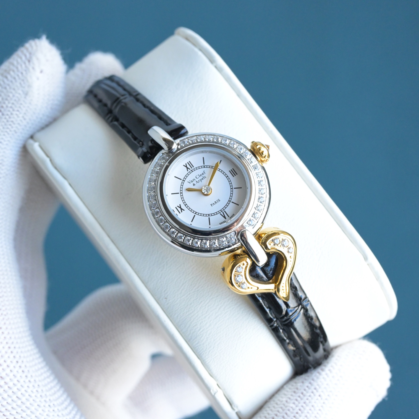 💰580🔰梵克雅宝 Charms Gold系列Van Cleef& Arpels经典腕表作Charms,以一枚幸运吊饰妆点流丽圆浑的线条,呼应世家自1920年代至今魅力不减的吊饰作品,随手腕轻摆,让光影曼舞于表壳之上。愉悦灵动的光影舞步令人每天沉醉在喜乐的时刻中,让幸福随指针的脉动迸发。新作品秉承 harms系列的经典美学传统,迷人的白色彩漆表盘饰有扭索纹,以呼应旋转吊饰的弧线。表圈糅合传统抛光及磨砂润饰效果,捕捉微妙跃动的光影。最后, Van Cleef& Arpels梵克雅宝经典藤蔓主题以英文书法镌刻于表壳外侧,仿如珍贵的签名。尺寸中号25*5.5mm,小巧精致,瑞士石英机芯搭配蓝宝石玻璃,全面升级版到货🎀🎀🎀升级内容如下,机芯精简版C1Ct163横空出世,指针高度通过改良浓缩进一步压缩到了8个丝👍,姐妹们可搜索下能在机芯上加锆钻的,目前来看C1Ct163绝对是前无古人独一份的开创式存在、字面重做由原来的12个丝压缩到8.6个丝,才能腾出适当的高度去做锆钻指针,研发不易且行且惜,此次只推出300套(限量版钻石指针)后续将不再推出了,实属吃力不讨好,费时又费脑,懂的姐妹们赶紧行动起来💃💃,忍不住吐槽下:定制美锆钻指针,实属不易,耗时8个多月报废无数次试品才得以最终成型敲定。