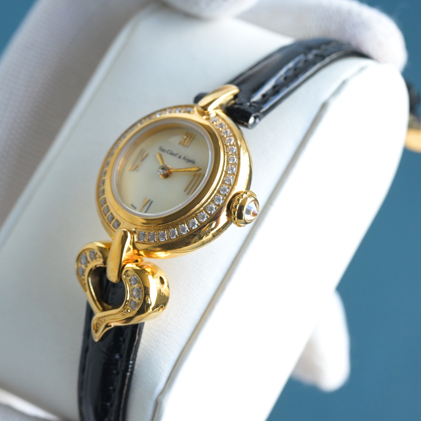 💰580🔰梵克雅宝 Charms Gold系列Van Cleef& Arpels经典腕表作Charms,以一枚幸运吊饰妆点流丽圆浑的线条,呼应世家自1920年代至今魅力不减的吊饰作品,随手腕轻摆,让光影曼舞于表壳之上。愉悦灵动的光影舞步令人每天沉醉在喜乐的时刻中,让幸福随指针的脉动迸发。新作品秉承 harms系列的经典美学传统,迷人的白色彩漆表盘饰有扭索纹,以呼应旋转吊饰的弧线。表圈糅合传统抛光及磨砂润饰效果,捕捉微妙跃动的光影。最后, Van Cleef& Arpels梵克雅宝经典藤蔓主题以英文书法镌刻于表壳外侧,仿如珍贵的签名。尺寸中号25*5.5mm,小巧精致,瑞士石英机芯搭配蓝宝石玻璃,全面升级版到货🎀🎀🎀升级内容如下,机芯精简版C1Ct163横空出世,指针高度通过改良浓缩进一步压缩到了8个丝👍,姐妹们可搜索下能在机芯上加锆钻的,目前来看C1Ct163绝对是前无古人独一份的开创式存在、字面重做由原来的12个丝压缩到8.6个丝,才能腾出适当的高度去做锆钻指针,研发不易且行且惜,此次只推出300套(限量版钻石指针)后续将不再推出了,实属吃力不讨好,费时又费脑,懂的姐妹们赶紧行动起来💃💃,忍不住吐槽下:定制美锆钻指针,实属不易,耗时8个多月报废无数次试品才得以最终成型敲定。
