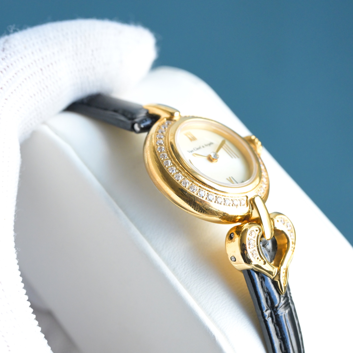 💰580🔰梵克雅宝 Charms Gold系列Van Cleef& Arpels经典腕表作Charms,以一枚幸运吊饰妆点流丽圆浑的线条,呼应世家自1920年代至今魅力不减的吊饰作品,随手腕轻摆,让光影曼舞于表壳之上。愉悦灵动的光影舞步令人每天沉醉在喜乐的时刻中,让幸福随指针的脉动迸发。新作品秉承 harms系列的经典美学传统,迷人的白色彩漆表盘饰有扭索纹,以呼应旋转吊饰的弧线。表圈糅合传统抛光及磨砂润饰效果,捕捉微妙跃动的光影。最后, Van Cleef& Arpels梵克雅宝经典藤蔓主题以英文书法镌刻于表壳外侧,仿如珍贵的签名。尺寸中号25*5.5mm,小巧精致,瑞士石英机芯搭配蓝宝石玻璃,全面升级版到货🎀🎀🎀升级内容如下,机芯精简版C1Ct163横空出世,指针高度通过改良浓缩进一步压缩到了8个丝👍,姐妹们可搜索下能在机芯上加锆钻的,目前来看C1Ct163绝对是前无古人独一份的开创式存在、字面重做由原来的12个丝压缩到8.6个丝,才能腾出适当的高度去做锆钻指针,研发不易且行且惜,此次只推出300套(限量版钻石指针)后续将不再推出了,实属吃力不讨好,费时又费脑,懂的姐妹们赶紧行动起来💃💃,忍不住吐槽下:定制美锆钻指针,实属不易,耗时8个多月报废无数次试品才得以最终成型敲定。
