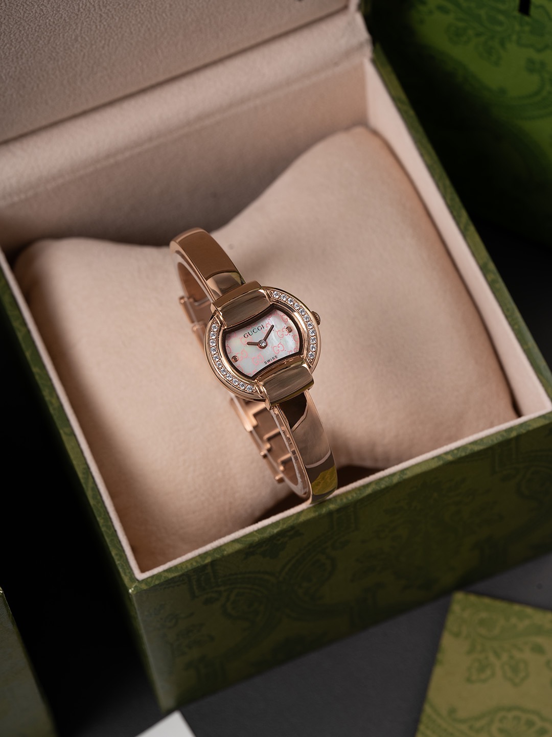 NO:741723,Same price as gold and silver. Gucci's latest bracelet model, with a watch diameter of 25mm and a thickness of 7.5mm. The surface handle has classic double G logo design elements. It is very classic and suitable for small wrists. It uses an imported Swiss quartz movement, a French sapphire crystal mirror, and the case is studded with Swarovski real rhinestones in 18K gold. It has a delicate and unique appearance, 360-degree stunning, excellent on-hand effect, exquisite luxury and connotation!  (The upgrade content is as follows. The streamlined version of the movement C1Ct163-61myota is officially launched. The pointer height has been further compressed to 6.2 filaments through improvement and concentration. Sisters can rest assured to search for the ones that can add zirconium diamonds to the movement.  , At present, the C1Ct163-61 movement can definitely be ranked second. As for the first one, it has not yet been discovered. It has been literally redone from the original 15 wires to 7 wire positions to free up the appropriate height to make the zirconium drill pointer. Research and development  It’s not easy, but it’s a pity. Only 300 sets (limited edition diamond-shaped hands) are launched this time and may no longer be launched in the future. It is really thankless, time-consuming and brain-consuming. Sisters who know how to do it quickly acted. They couldn’t help complaining that it took more than 16 months to scrap countless test products before finally finalizing the mold. Everything was born out of a dream, striving for perfection and showing the beauty on your wrist. gucci, gucci, swarovski, bracelet19860909金银同价 古驰Guccl最新手镯款,表径25mm,厚度7.5mm,表面把头都有经典双G logo设计元素,非常经典,适合小手腕佩戴,采用原装进口瑞士石英机芯,法国蓝宝石水晶镜面,表壳镶满施华洛世奇真水钻18K金工艺,外型精巧别致,360度惊艳,上手效果极佳,精致奢华有内涵！（升级内容如下,机芯精简版C1Ct163—61myota正式面世,指针高度通过改良浓缩进一步压缩到了6.2个丝,姐妹们可放心搜索下能在机芯上加锆钻的,目前来看C1Ct163-61机芯绝对能排上第二,至于第一目前还尚未发现、字面重做由原来的15个丝压缩到7个丝位,才能腾出适当的高度去做锆钻指针,研发不易且行且惜,此次只推出300套（限量版钻石型指针）后续恐将不再推出了,实属吃力不讨好,费时又费脑,懂的姐妹们赶紧行动起来,忍不住吐槽下耗时16个多月报废无数次试品才得以最终敲定成型定模,一切只因因梦而生,力求完美极致,展现腕间美美的您,,gucci,gucci,swarovski,bracelet,Watch