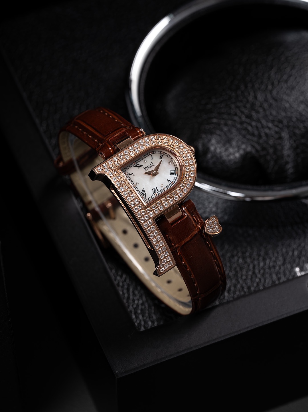 NO:741792,The ultimate revised version of gold and silver with the same price and diamond face has arrived, all available.' As the most famous top jewelry brand in the world, Piaget has never disappointed those fans who admire its brand design elements. What is worth recommending is The theme is meeting love, which was hosted by Ginza, Tokyo, Japan for the first time.  The Meet the Love series was sold out in less than 11 hours after its launch. The classic P-shaped brand design elements and Cupid’s arrow were so perfectly combined that it became the second most popular product after LIMELIGHT.  Gala and Black-TIE black belt series are another classic beauty. In terms of the details of the watch, let me briefly introduce the details of the watch. The upgraded handle design is consistent with the original one, which is smooth and delicate and will not knock your hands. The back cover screws including the CNC position are exactly the same as the original one. No corners are cut at the bottom and corners. They are polished and smooth to fit the hand. After all, the manufacturer is sincere and purchases original accessories for mold opening and disassembly.  It still uses imported original Swiss quartz movement, 316L stainless steel case, sapphire glass mirror, Italian calfskin strap diameter, and a countess watch that has always followed the route of beauty and quality. Its streamlined design brings out the charm of women, and is very recognizable. It belongs to the 'Piaget at First Sight' watch. With its charming asymmetrical curves and exquisite gem inlay technology, outstanding design and jewelry are perfectly integrated!  The new work is embedded with the brand's own gorgeous diamonds, and the specific upgrade details are as follows [Case] 1. The watch case still retains the rounded appearance of the brand's classic elements, and is made of 904 stainless steel. It is polished and retouched to show a more exquisite and gorgeous design style, and the material is strong and durable. 2. The flat parts are polished in line with the original product, and the sides are frosted. The flat part of the bezel is decorated with vertical satin patterns, which not only ensures a beautiful color, but also takes into account wear resistance.  3. The lines are smooth and fit better on the wrist. 4. The crown is also made of fine steel. The screw-in design ensures the waterproof performance of the watch. The anti-slip texture design ensures that the watch can be accurately timed, and each watch is guaranteed to be 100% waterproof. 2. Even the very small corners are chamfered to ensure that the comfort of the original is restored. The dial and hands adopt the same visual effect as the original, with clear layers, and have the same look and feel as the original.  3. The dial scales are consistent with the genuine products. They use three-dimensional time scales and are purely handmade.  ♀♀♀The upgrade content is as follows. The simplified version of the movement C1Ct163 is officially launched. The pointer height has been further compressed to 8.8 filaments through improvement and concentration. Sisters can search for those who can add zirconium diamonds to the movement. Currently  It seems that the C1Ct163 movement ranks second in the entire network. As for the first one, it has not yet been found. The wording has been redone from the original 16 wires to 6 wire positions to free up the appropriate height to make the beautiful zirconium diamond hands. The research and development is not  It's easy but it's a pity that only 200 sets (limited edition diamond hands) are launched this time and will no longer be launched in the future. It is really thankless, time-consuming and brain-consuming. Sisters who know how to make it quickly take action and can't help complaining about customizing diamond-shaped hands. It is not easy. It took more than 8 months and countless trials to finally finalize it. Born out of a dream, pursuing perfection, just to show the beauty on your wrist.,piaget,cowhide19860909金银同价 钻面  终极修正版已到货 ,全面到货」Piaget伯爵做为全世界最著名的顶级珠宝品牌 Piaget从未让那些倾慕其品牌设计元素的炒粉们失望过,值得推荐的是本次由日本.Tokyo东京银座 做为主办初展,推出的The theme is meeting love 遇见爱情系列更是在推出后,不到11个小时就被哄抢而光,经典的P字形品牌设计元素与丘比特爱神之箭竟能结合的如此恰到好处,成为了继LIMELIGHT Gala和Black-TIE黑带系列又一经典美作,腕表的细节方面,简单介绍下吧,此次升级把头设计与原装一致圆滑细腻不会磕手,后盖螺丝包括CNC走位都与原装完全一致,底角和边角处不偷工减料,细腻打磨圆润贴手,毕竟厂家有诚意啊,购入原装配件进行开模分解,还是采用进口原装瑞士石英机芯316L精钢表壳蓝宝石玻璃镜面意大利小牛皮表带直径一向走颜值和品质路线的伯爵女表,它的流线型设计带出了女人妩媚感,而且,非常有辨识型,属于“第一眼伯爵”腕表以迷人的不对称曲线及精湛的宝石镶嵌工艺,杰出设计及珠宝完美融为一体！全新作品嵌入品牌独门所有的华丽美钻,具体升级细节如下【表壳】 1.表壳依旧保留圆润的品牌经典元素外观,采用904精钢材质打造而成,经抛光润饰,更显精美华丽的设计风格,材质坚固耐用 2.平面部分均与正品一致经抛光处理,侧边采用磨砂处理,表圈平面部分饰有垂直缎纹,在保证色泽靓丽的同时,也兼顾耐磨特性. 3.线条流畅,更加贴合手腕. 4.表冠同样采用精钢材质打造而成,旋入式设计保证腕表防水性能,防滑纹理样式设计保证腕表可以精准校时,且保证每一只腕表都做到百分百防水测试. 2.即使在非常细小的拐角处上也做有倒角润饰,确保还原正品般的舒适感. 表盘及指针均采用正品一致的视觉效果,层次分明,均与正品一致观感. 3表盘刻度均与正品一致采用立体时标刻度是纯手工制作而成 ♀♀♀升级内容如下,机芯精简版C1Ct163正式面世,指针高度通过改良浓缩进一步压缩到了8.8个丝,姐妹们可搜索下能在机芯上加锆钻的,目前来看C1Ct163机芯能排全网第二,至于第一目前还尚未发现、字面重做由原来的16个丝压缩到6个丝位,才能腾出适当的高度去做美锆钻指针,研发不易且行且惜,此次只推出200套（限量版钻石指针）后续将不再推出了,实属吃力不讨好,费时又费脑,懂的姐妹们赶紧行动起来,忍不住吐槽下定制钻石型指针,实属不易,耗时8个多月报废无数次试品才得以最终成型敲定,因梦而生,追求完美极致,只为展现腕间美美的您,,piaget,cowhide,Watch