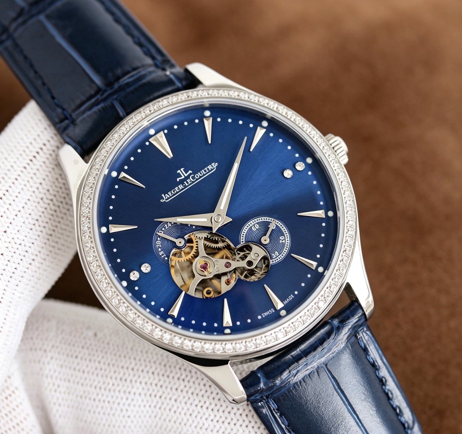 NO:860521,Gold upgraded version Jaeger-LeCoultre  Fine men's watch, four-hand separation, exquisite craftsmanship, originality, noble atmosphere, gentleman style. It adopts the fully automatic 28S6 mechanical movement imported from Asia (zero repair quality, small whirlpool flywheel adds mechanical beauty) simple yet simple, top-grade 316L stainless steel case, imported calfskin strap, super high-definition gemstone mirror, size 41mm/10.5mm, specific upgrade details are as follows [Case]  1. The watch case still retains the rounded appearance of the brand’s classic elements, and is made of 904 stainless steel. It is polished and polished to give it a more exquisite and gorgeous design style, and the material is strong and durable. 2. The flat parts are polished in line with the original product, and the sides are frosted. The flat part of the bezel is decorated with vertical satin patterns, which not only ensures a beautiful color, but also takes into account the wear resistance. 3. The lines are smooth and fit better on the wrist.  4. The crown is also made of fine steel. The screw-in design ensures the waterproof performance of the watch. The anti-slip texture design ensures that the watch can be accurately timed, and each watch is guaranteed to be 100% waterproof. 5. Even the very small corners are chamfered to ensure that the comfort of the original is restored. The dial and hands have the same visual effect as the original, with clear layers, and have the same look and feel as the original.  6. The dial scales are consistent with the genuine products. The three-dimensional time scales are purely handmade. Jaeger-lecoultre cowhide19860909金 升级版 积家Jaeger-LeCoultre 精品男士腕表,四针分离,技艺精湛,独具匠心,尊贵大气,绅士风格.采用亚洲进口的全自动28S6机械机芯（零返修质量,漩涡式小飞轮增添机械美感）简约而不失简单,顶级316L精钢表壳,进口小牛皮表带,超强高清宝石镜面,尺寸41mm/10.5mm,具体升级细节如下【表壳】 1.表壳依旧保留圆润的品牌经典元素外观,采用904精钢材质打造而成,经抛光润饰,更显精美华丽的设计风格,材质坚固耐用 2.平面部分均与正品一致经抛光处理,侧边采用磨砂处理,表圈平面部分饰有垂直缎纹,在保证色泽靓丽的同时,也兼顾耐磨特性. 3.线条流畅,更加贴合手腕. 4.表冠同样采用精钢材质打造而成,旋入式设计保证腕表防水性能,防滑纹理样式设计保证腕表可以精准校时,且保证每一只腕表都做到百分百防水测试. 5.即使在非常细小的拐角处上也做有倒角润饰,确保还原正品般的舒适感. 表盘及指针均采用正品一致的视觉效果,层次分明,均与正品一致观感. 6.表盘刻度均与正品一致采用立体时标刻度是纯手工制作而成,,,jaeger-lecoultre,cowhide,Watch