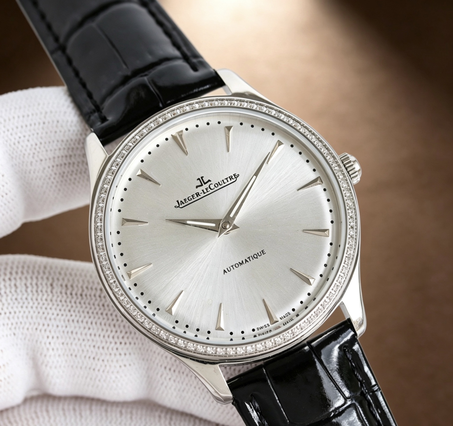 NO:882385,Upgraded version of top quality Jaeger-LeCoultre men's watch, four-hand separation, exquisite craftsmanship, originality, noble atmosphere, gentleman style. It adopts the fully automatic 28S2 mechanical movement imported from Asia (zero repair quality, small whirlpool flywheel adds mechanical beauty) simple yet simple, top 316L stainless steel case, imported calfskin strap, super high-definition gemstone mirror, size 41mm/10.5mm,  Specific upgrade details, [Case] 1. The case still retains the rounded appearance of the classic elements of the brand, and is made of 904 stainless steel. It is polished and polished to show a more exquisite and gorgeous design style, and the material is strong and durable. 2. The flat parts are polished in line with the original product, and the sides are frosted. The flat part of the bezel is decorated with vertical satin, which not only ensures a beautiful color, but also takes into account the wear resistance. 3. The lines are smooth and fit better on the wrist.  4. The crown is also made of fine steel. The screw-in design ensures the waterproof performance of the watch. The anti-slip texture design ensures that the watch can be accurately timed, and each watch is guaranteed to be 100% waterproof. 5. Even the very small corners are chamfered to ensure that the comfort of the original is restored. The dial and hands have the same visual effect as the original, with clear layers, and have the same look and feel as the original.  2. The dial scales are consistent with the genuine products. The three-dimensional time scales are purely handmade. Jaeger-lecoultre cowhide19860909升级版顶级品质 积家Jaeger-LeCoultre 精品男士腕表,四针分离,技艺精湛,独具匠心,尊贵大气,绅士风格.采用亚洲进口的全自动28S2机械机芯（零返修质量,漩涡式小飞轮增添机械美感）简约而不失简单,顶级316L精钢表壳,进口小牛皮表带,超强高清宝石镜面,尺寸41mm/10.5mm, 具体升级细节,【表壳】 1.表壳依旧保留圆润的品牌经典元素外观,采用904精钢材质打造而成,经抛光润饰,更显精美华丽的设计风格,材质坚固耐用 2.平面部分均与正品一致经抛光处理,侧边采用磨砂处理,表圈平面部分饰有垂直缎纹,在保证色泽靓丽的同时,也兼顾耐磨特性. 3.线条流畅,更加贴合手腕. 4.表冠同样采用精钢材质打造而成,旋入式设计保证腕表防水性能,防滑纹理样式设计保证腕表可以精准校时,且保证每一只腕表都做到百分百防水测试. 5.即使在非常细小的拐角处上也做有倒角润饰,确保还原正品般的舒适感. 表盘及指针均采用正品一致的视觉效果,层次分明,均与正品一致观感. 2.表盘刻度均与正品一致采用立体时标刻度是纯手工制作而成,,,jaeger-lecoultre,cowhide,Watch