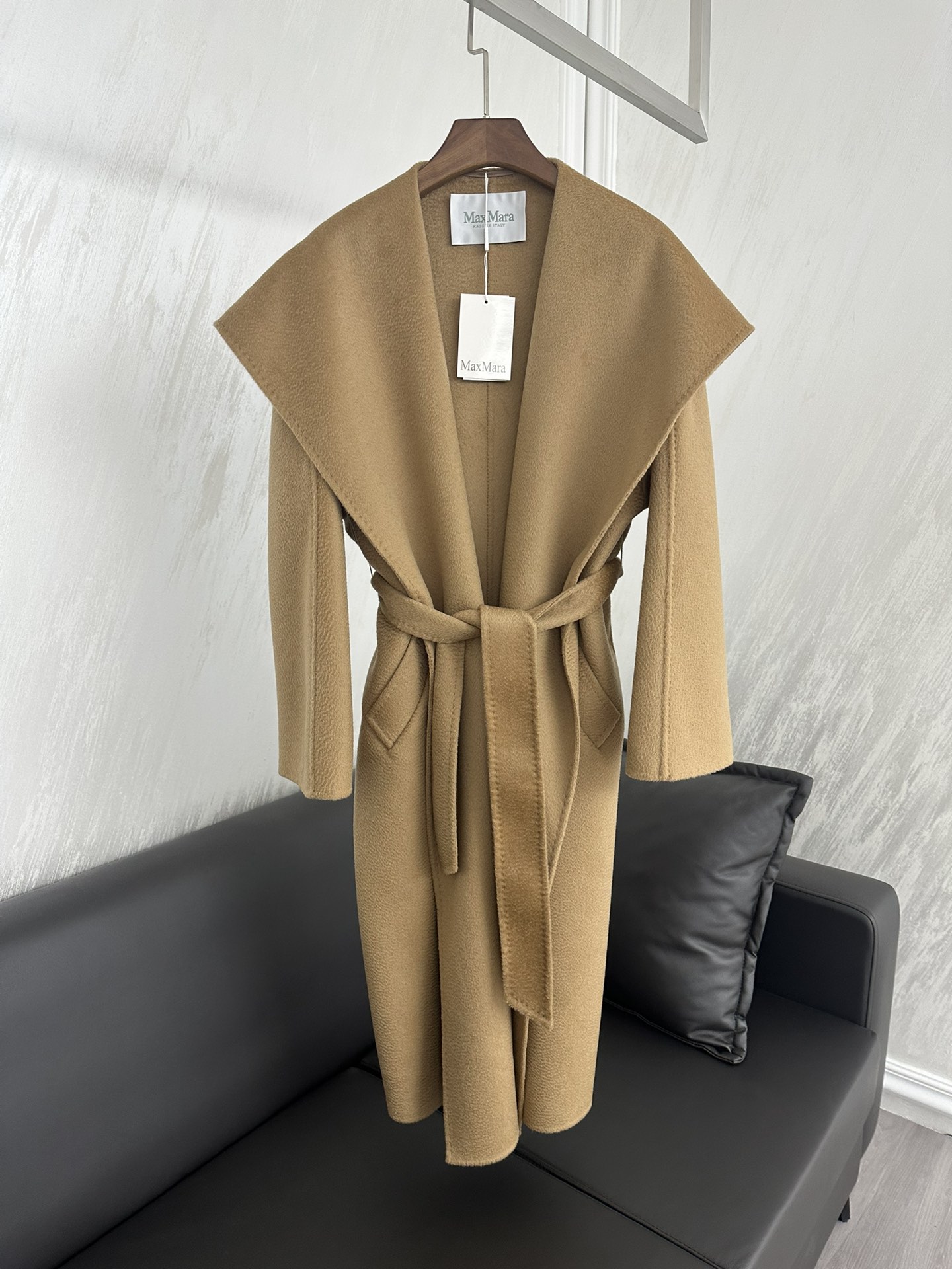 Max Mara معطف كشمير 100٪ بلون الجمل مع حزام - أناقة وفخامة لا مثيل لها