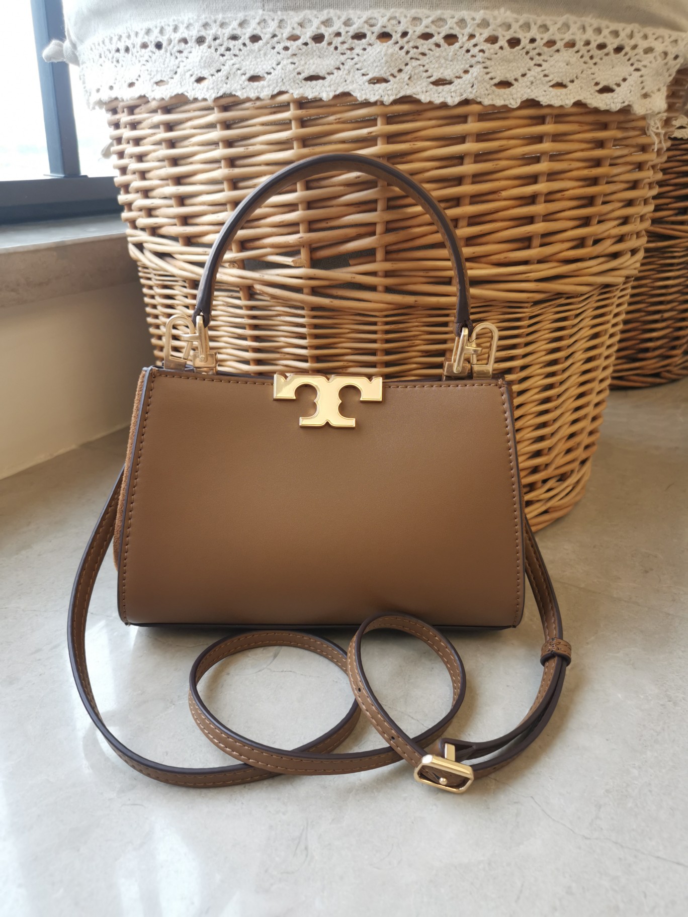 Tory Burch 编号995 小号TORY BURCH 汤丽柏琦 新款 Eleanor 皮革手袋 点缀以精美绒面革饰边