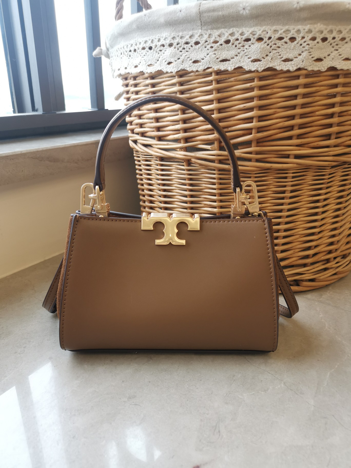 Tory Burch 编号995 小号TORY BURCH 汤丽柏琦 新款 Eleanor 皮革手袋 点缀以精美绒面革饰边