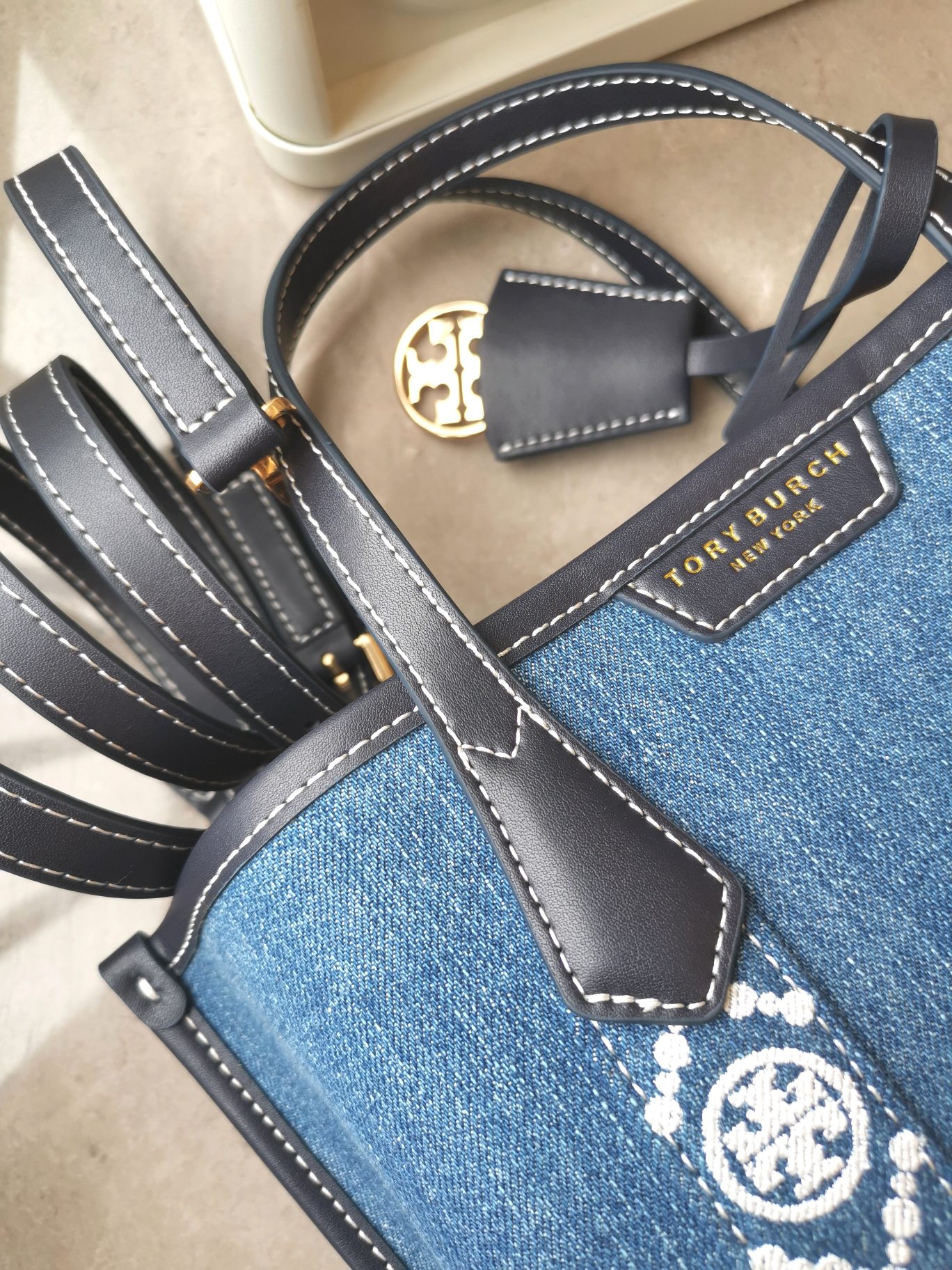 Tory Burch ～编号072新款Perry 小号三重隔层牛仔托特包