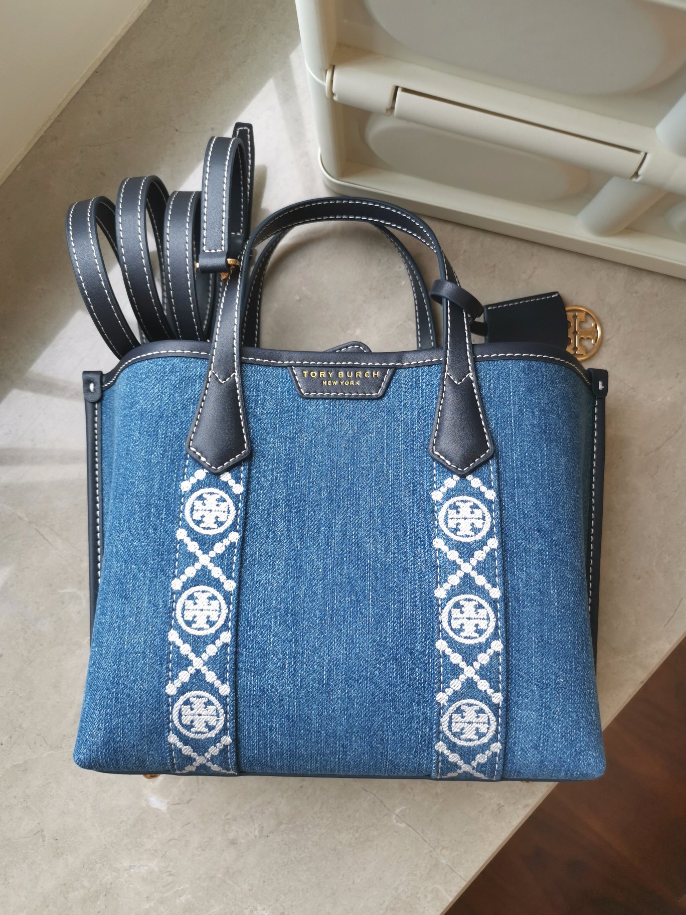 Tory Burch ～编号072新款Perry 小号三重隔层牛仔托特包
